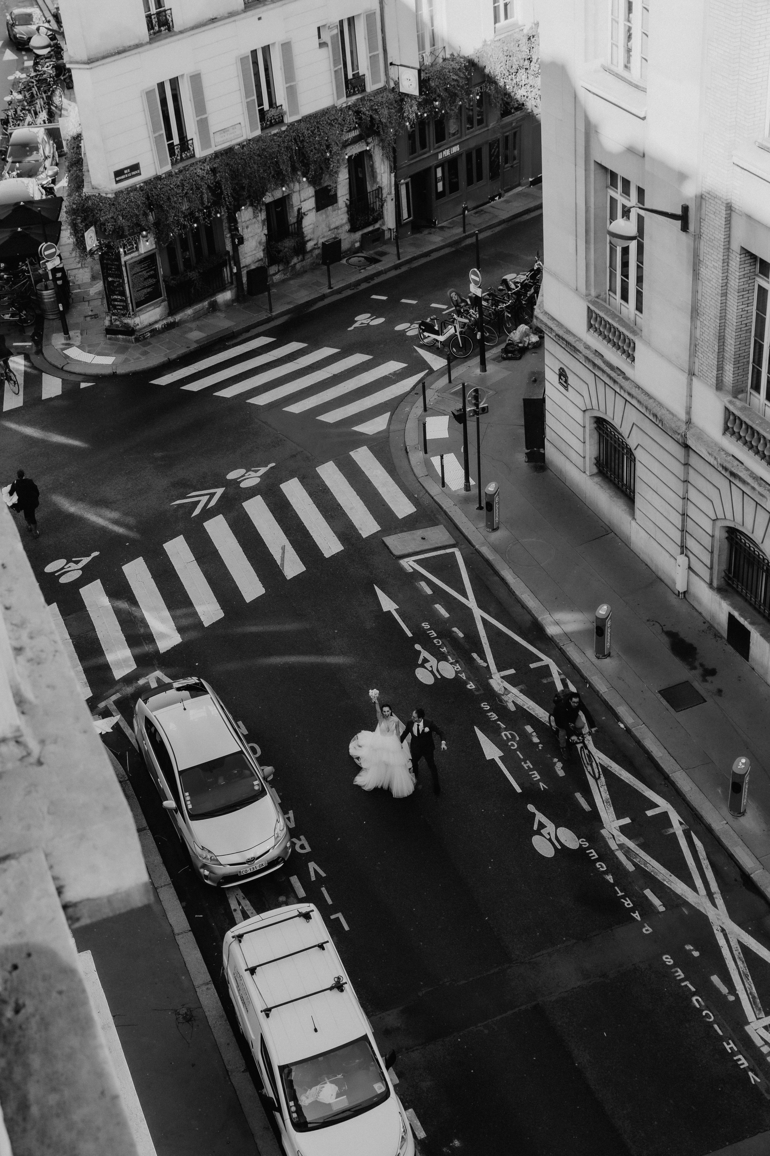 Suzi & Alex | Paris Wedding with a Vintage Car. Paris Wedding Photographer