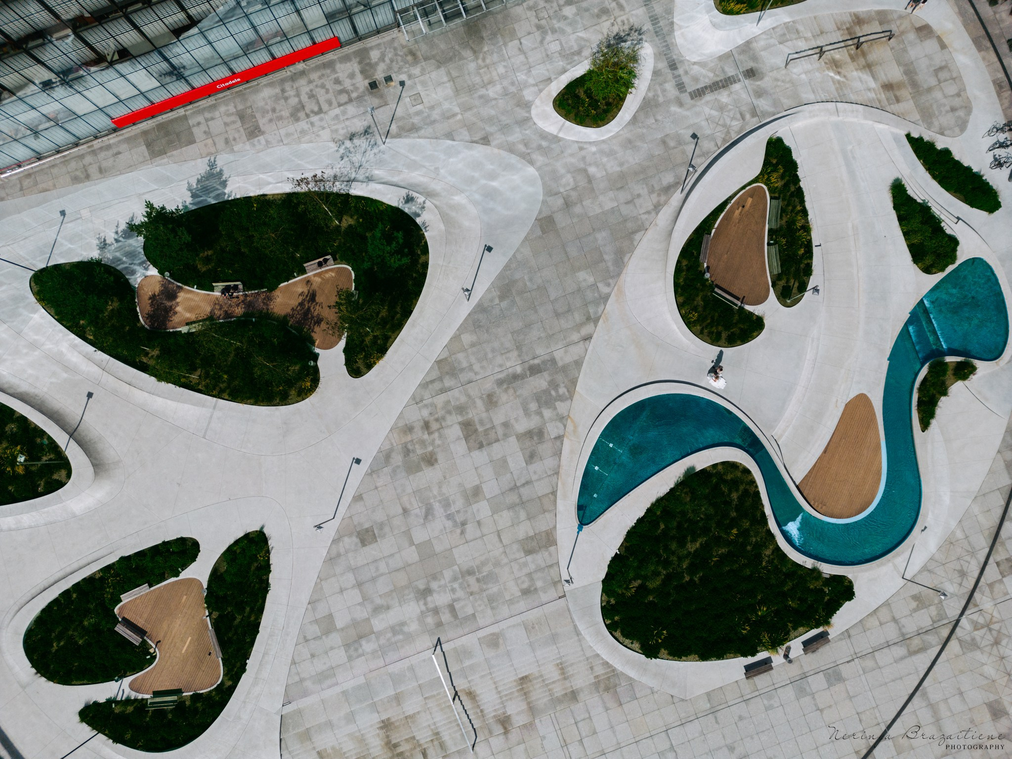 Vestuvinė fotosesija Kaune, Vienybės aikštėje, prie Lietuvos banko