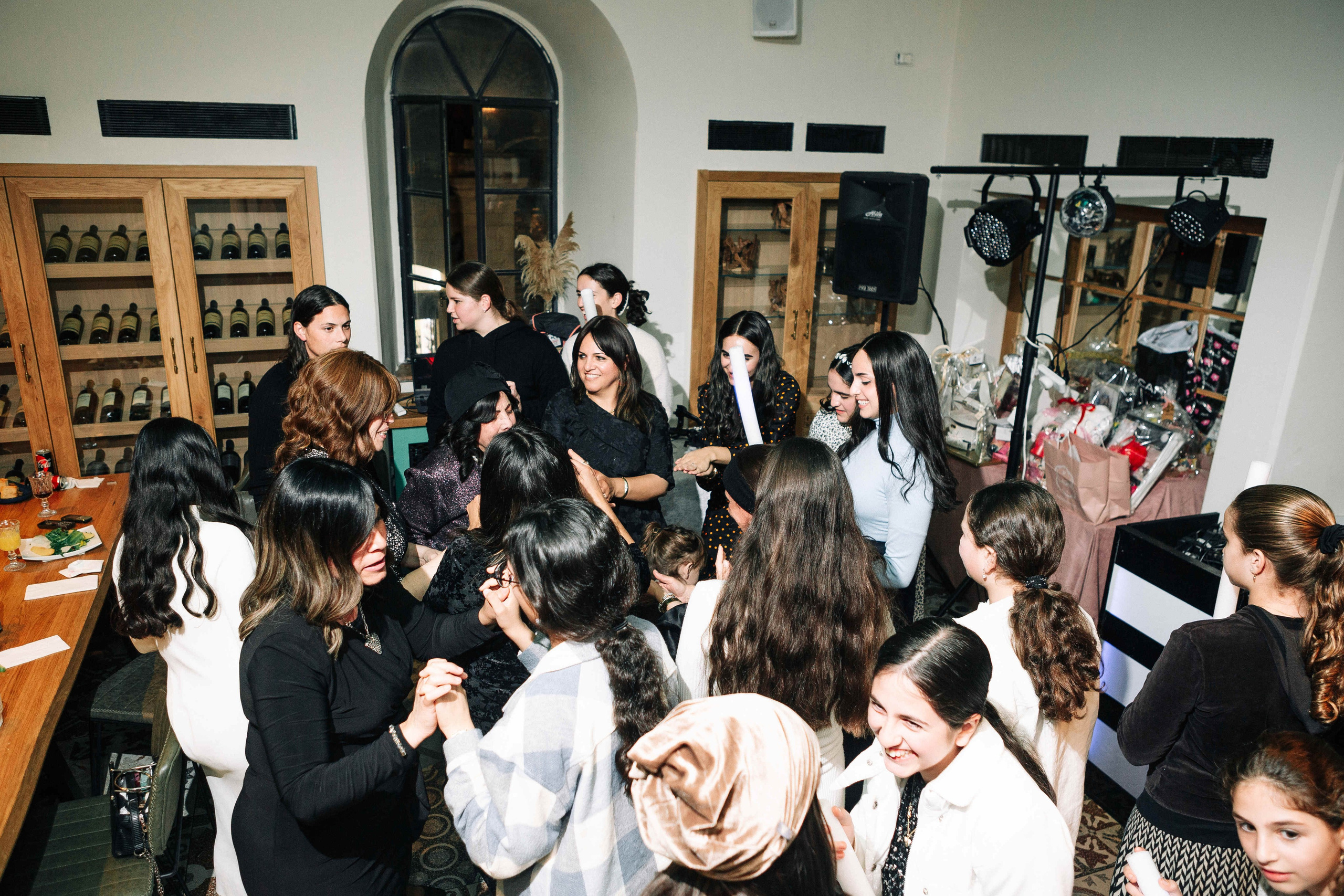 PARTY IN A RESTAURANT WITH THE WHOLE FAMILY. Https://shi-photo.com/