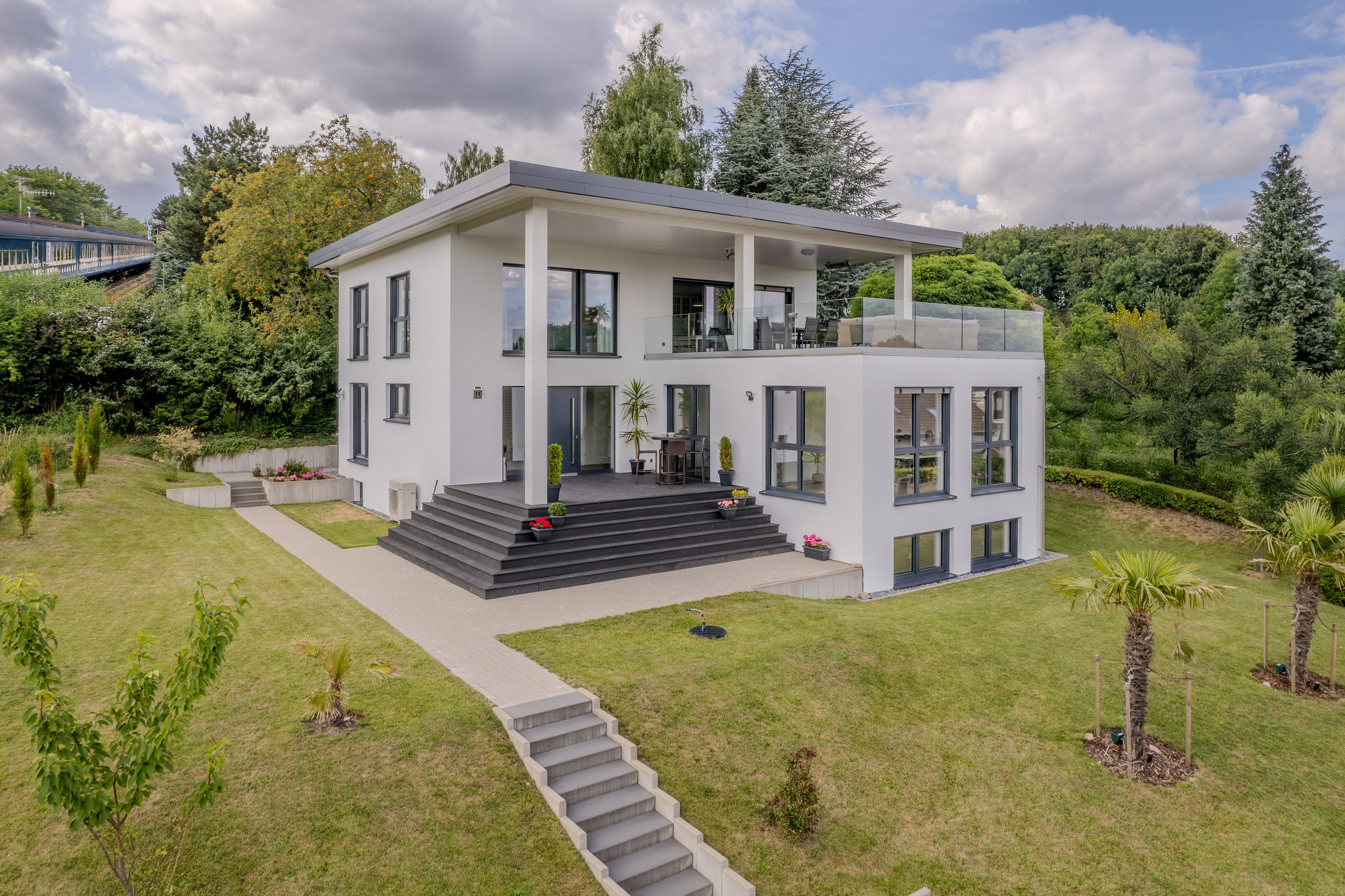 Профессиональная HDR аэросъемка недвижимости в Германии. Снимок с дрона современного дома для каталога и рекламы. Услуги фотографа из Дортмунда