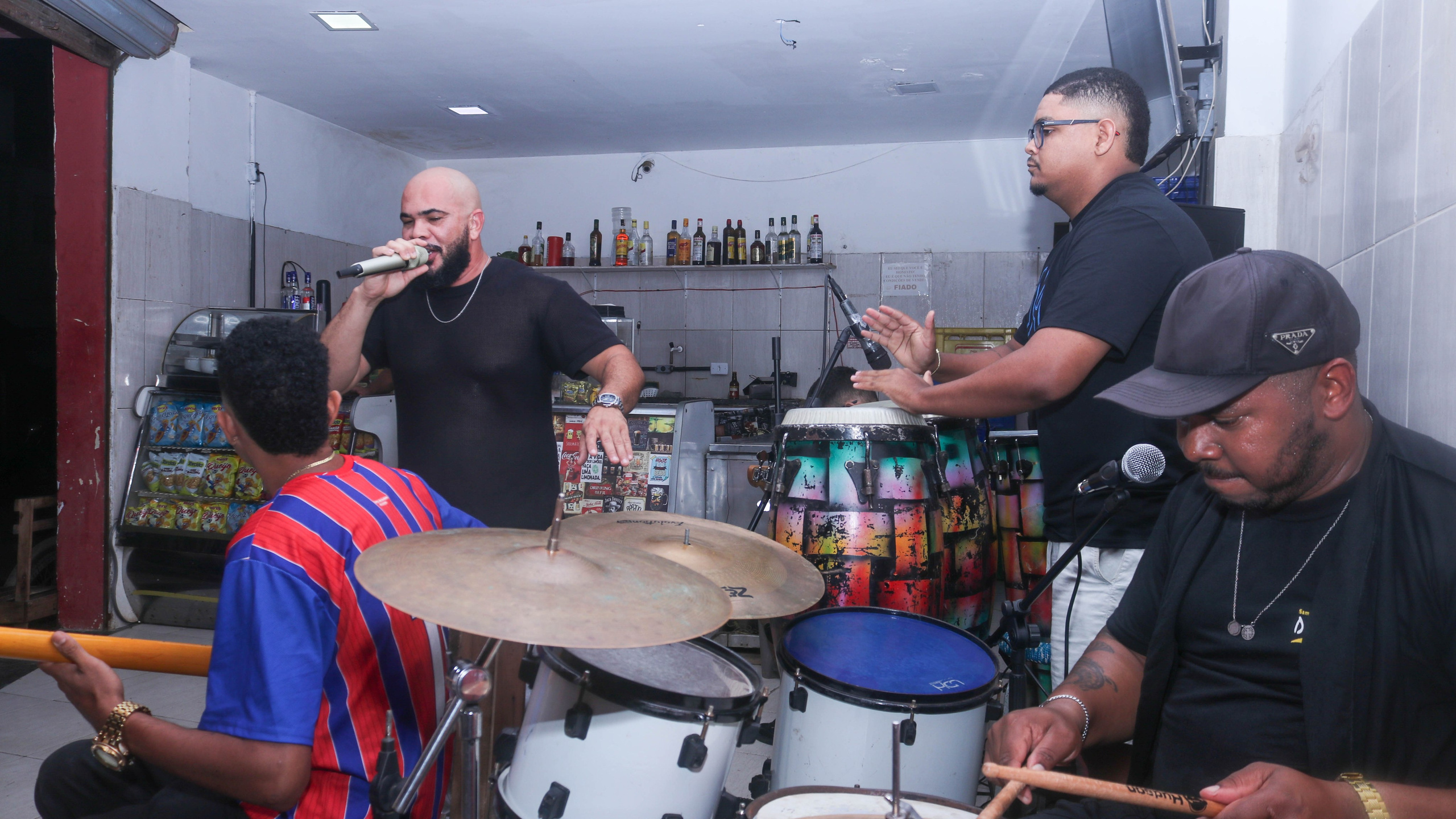 Aqui temos o nosso baterista Billy Di e Liedison na bacurinha. 🥁🔥📸Uma dupla que levou ritmo, energia e muita animação para o show, fazendo a galera sentir a vibração de cada batida durante essa grande noite no Skinão.