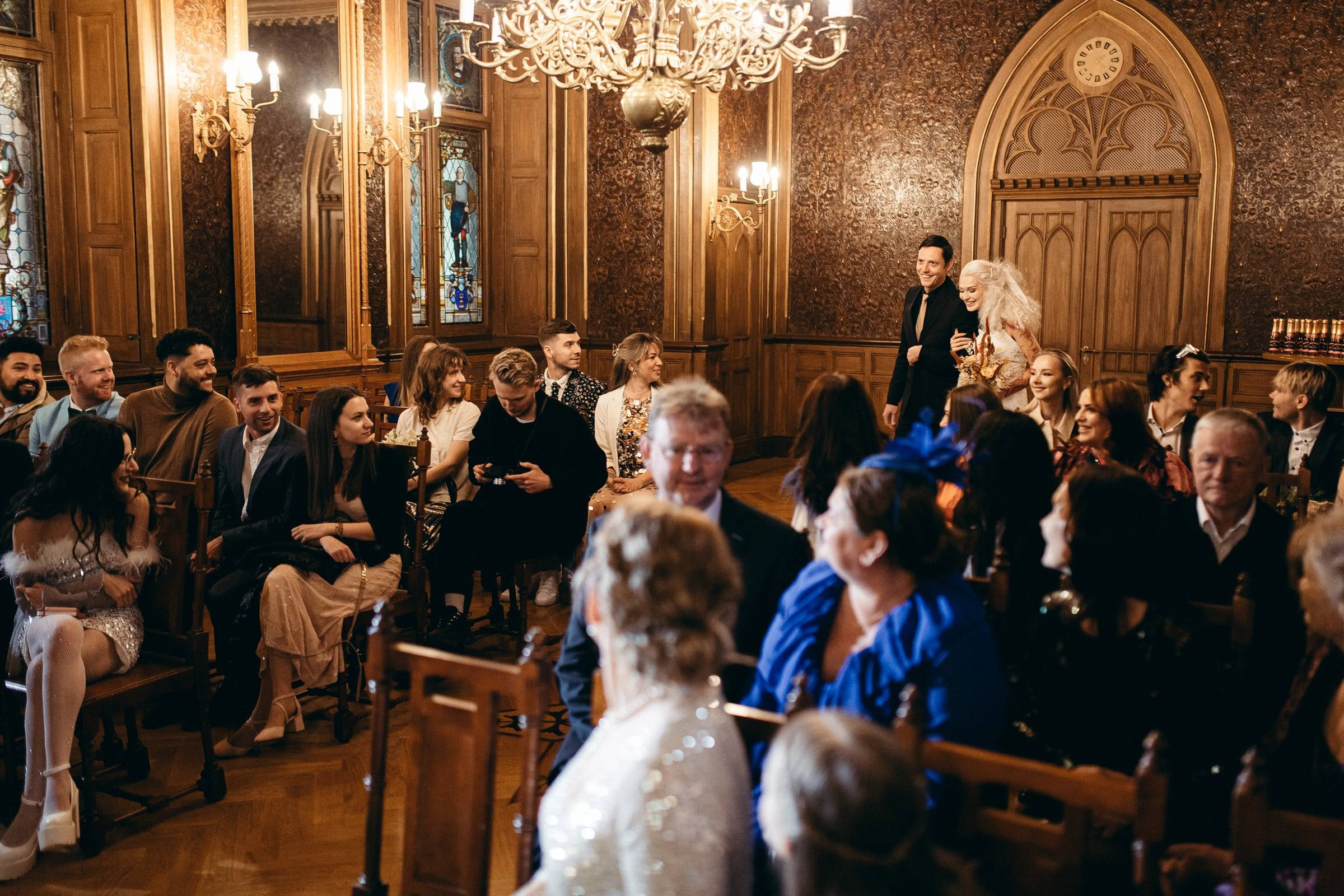 KĀZAS BEZ ROBEŽĀM DISKO STILĀ