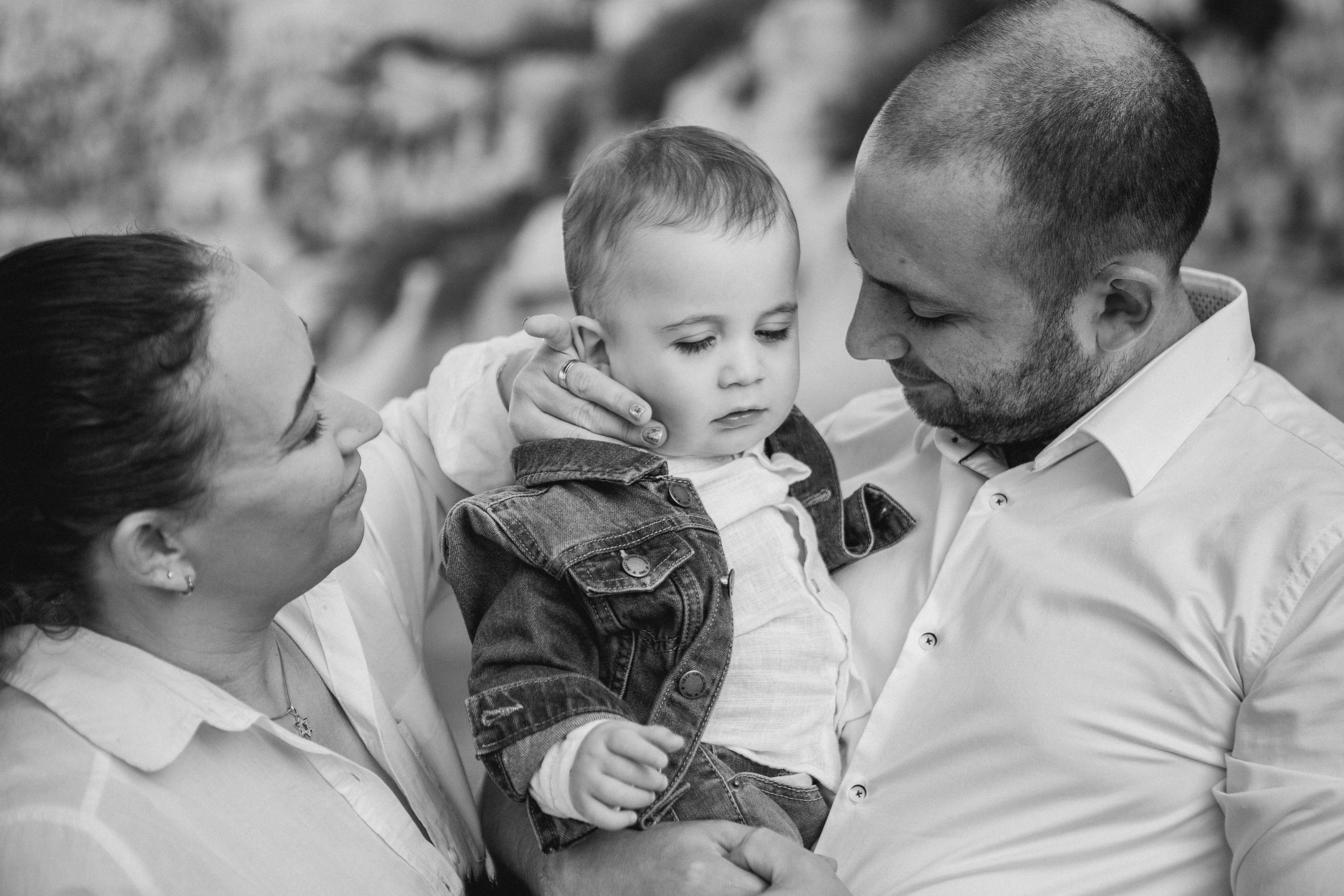 AT THE WALLS OF THE OLD CITY. PHOTOGRAPHER IN ISRAEL