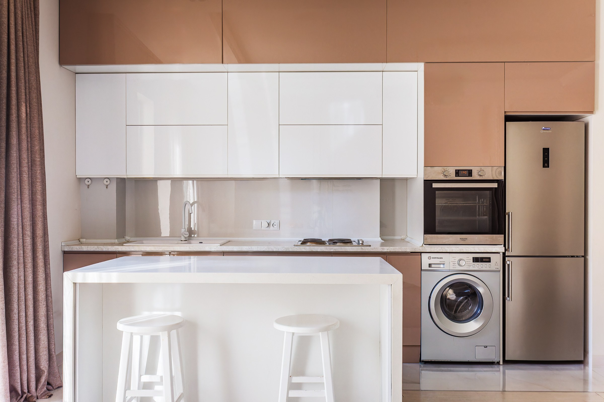 Interior photographer in Tashkent — spacious kitchen in bright tones.