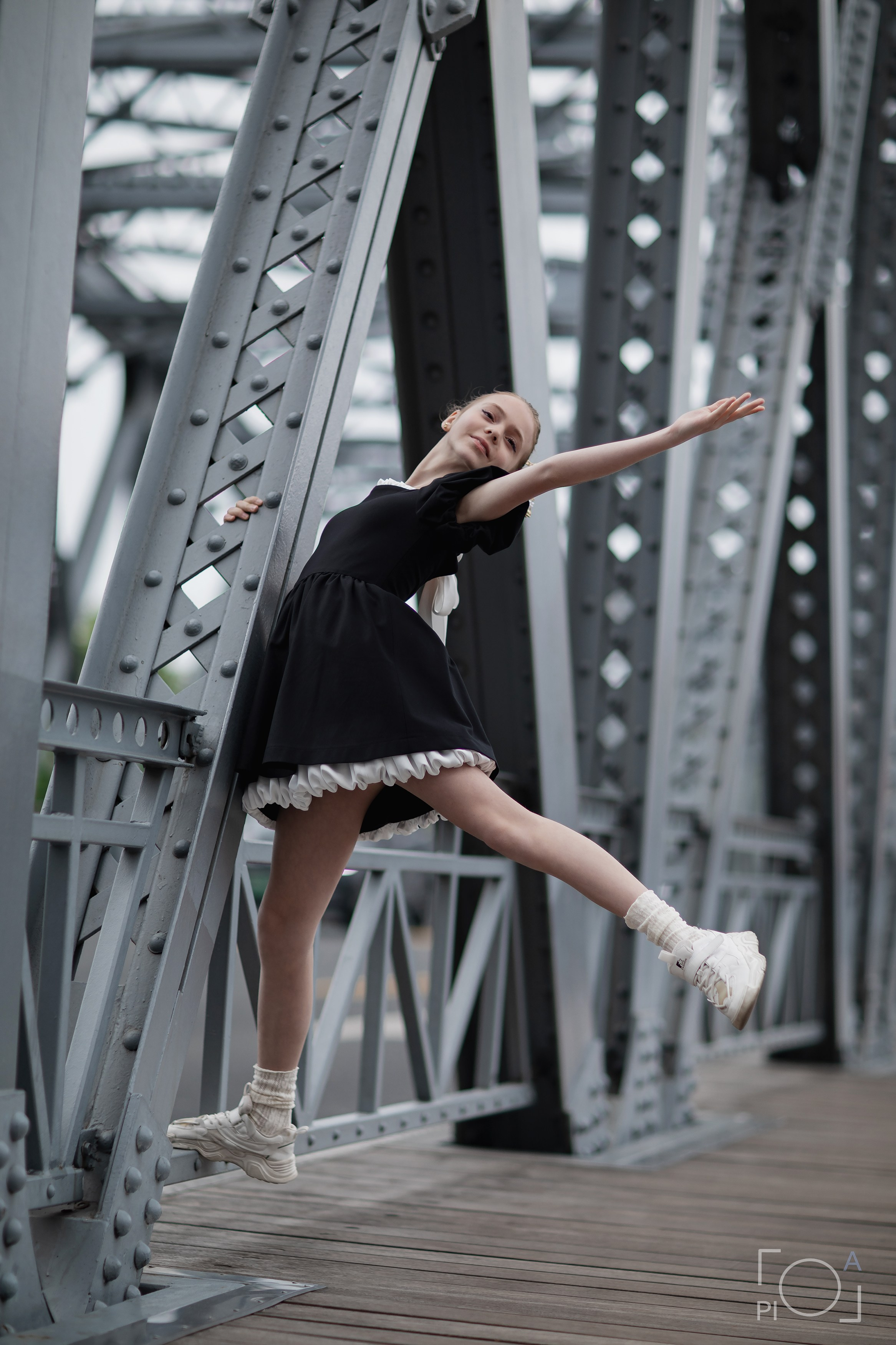 Фотосессия в Шанхае для девочки 11 лет, в черном платье на мосту Garden
