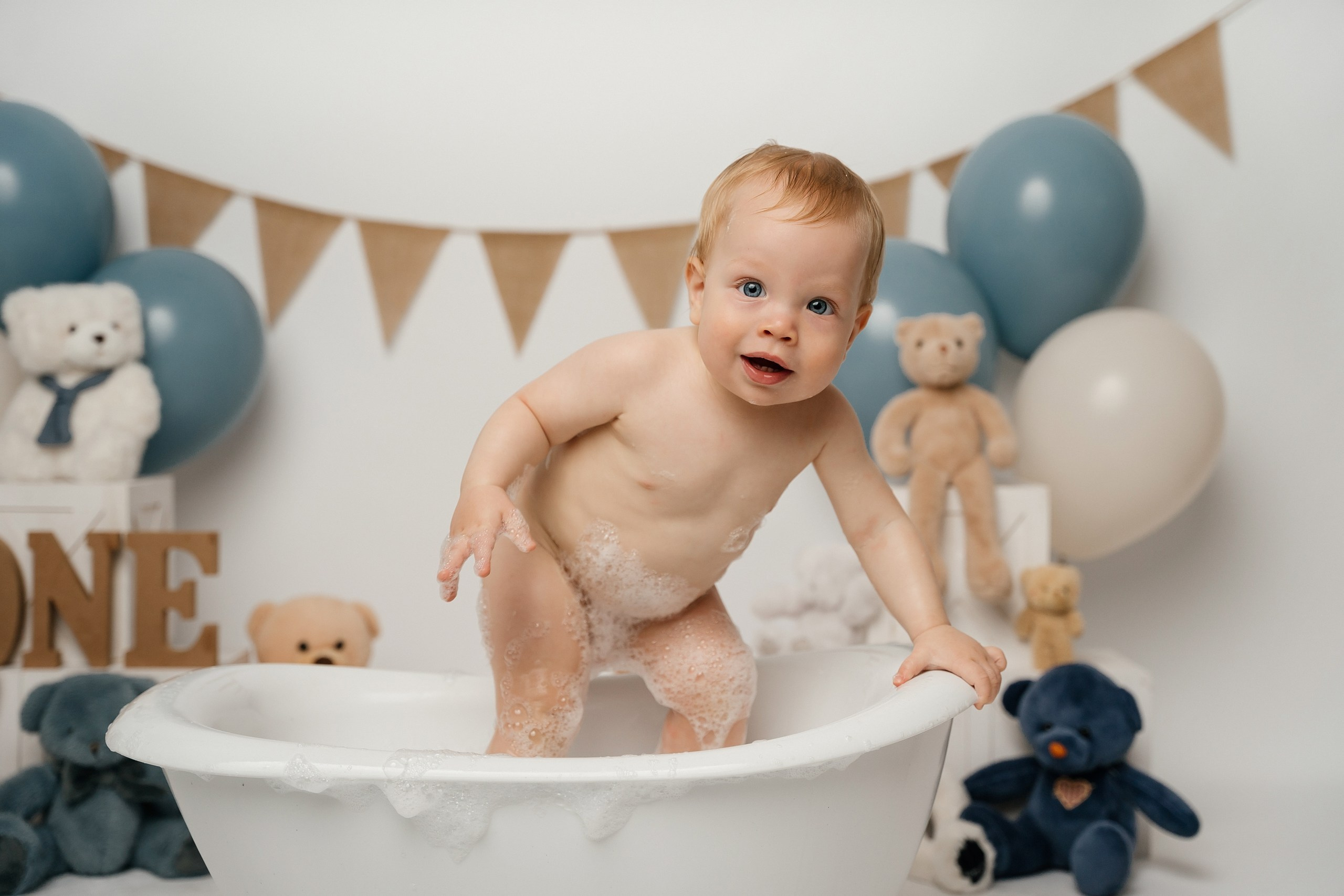 First birthday cake smash session. Newborn and family photographer. Hills District. Sydney
