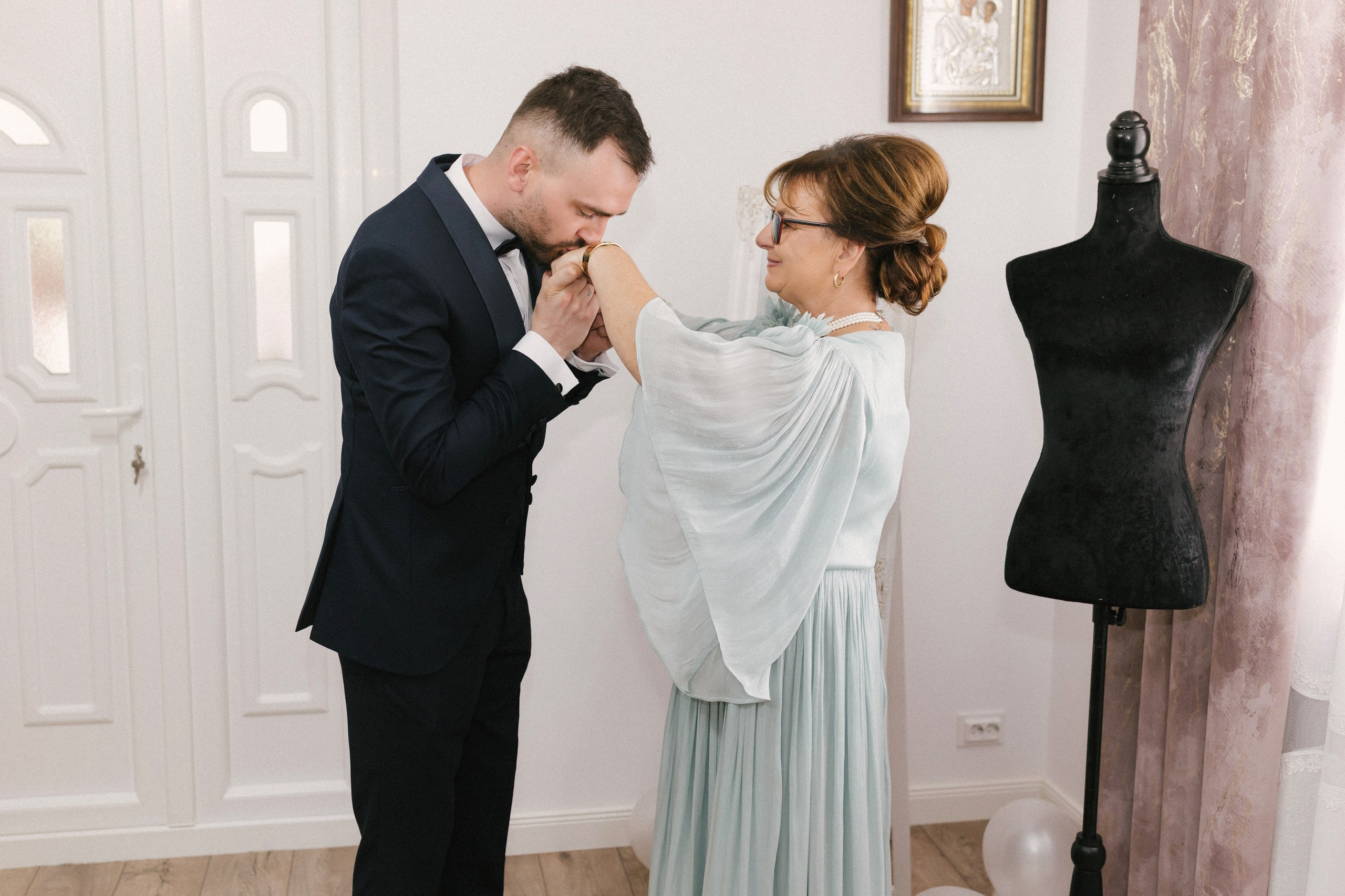 1. Mireasa Adriana în timpul pregătirilor de nuntă în Tudora Botoșani2. Costumul mirelui Ionuț fotografiat artistic în ziua nunții3. Prietenii mirelui la tradițiile de nuntă în Tudora4. Bărbieritul mirelui în cadrul obiceiurilor tradiționale de nuntă5. Fotografii de familie la biserică în ziua nunții6. Portret de familie cu mirii și copilul lor la nunta din Botoșani7. Primul dans al mirilor la Mariage Dor Baisa Botoșani8. Decor elegant de nuntă la Mariage Dor Baisa9. Emoții și tradiții la nunta din Tudora județul Botoșani10. Fotograf profesionist de nuntă în Botoșani surprinzând momente autentice - otograf-nunta-botosanifotograf-evenimente-botosanifotograf-profesionist-botosanifotograf-nunta-tudoranunta-tudora-botosanisedinta-foto-nunta-botosanipoze-nunta-botosanifotografii-nunta-tudorafotograf-cununie-religioasa-botosanibiserica-sfintii-imparati-constantin-si-elena-tudoramariage-dor-baisa-botosanirestaurant-nunta-botosanidansul-mirilor-mariage-dorpregatiri-mire-botosanipregatiri-mireasa-botosanitraditii-nunta-moldovaobiceiuri-nunta-tudorafotograf-familie-nunta-botosaniportret-miri-botosanigalerie-foto-nunta-botosanialbum-foto-nunta-botosaninunta-eleganta-botosaninunta-cu-traditii-botosanifotograf-premium-nunta-botosaniservicii-foto-video-botosanipoveste-de-nunta-botosanifotograf-documentar-nuntafotograf-natural-emotionalmiri-ionut-si-adriananunta-autentica-tudora -otograf-nunta-botosanifotograf-nunta-tudoranunta-tudora-botosanifotograf-evenimente-botosanifotograf-profesionist-botosaniservicii-foto-video-botosanigalerie-foto-nunta-botosanialbum-foto-nunta-botosani - nunta-autentica-botosaninunta-cu-traditii-botosanipoveste-de-nunta-botosanifotografii-emotionante-nuntamomente-autentice-nuntafotografie-documentara-nuntafotograf-natural-nunta- pregatiri-miri-tudorabiserica-tudora-botosanicununie-religioasa-tudoramariage-dor-baisa-botosanipetrecere-nunta-botosanivalsul-mirilor-botosani - alino-foto-studio-botosaniionut-si-adriana-nunta-tudorafotograf-alin-chirila-botosani