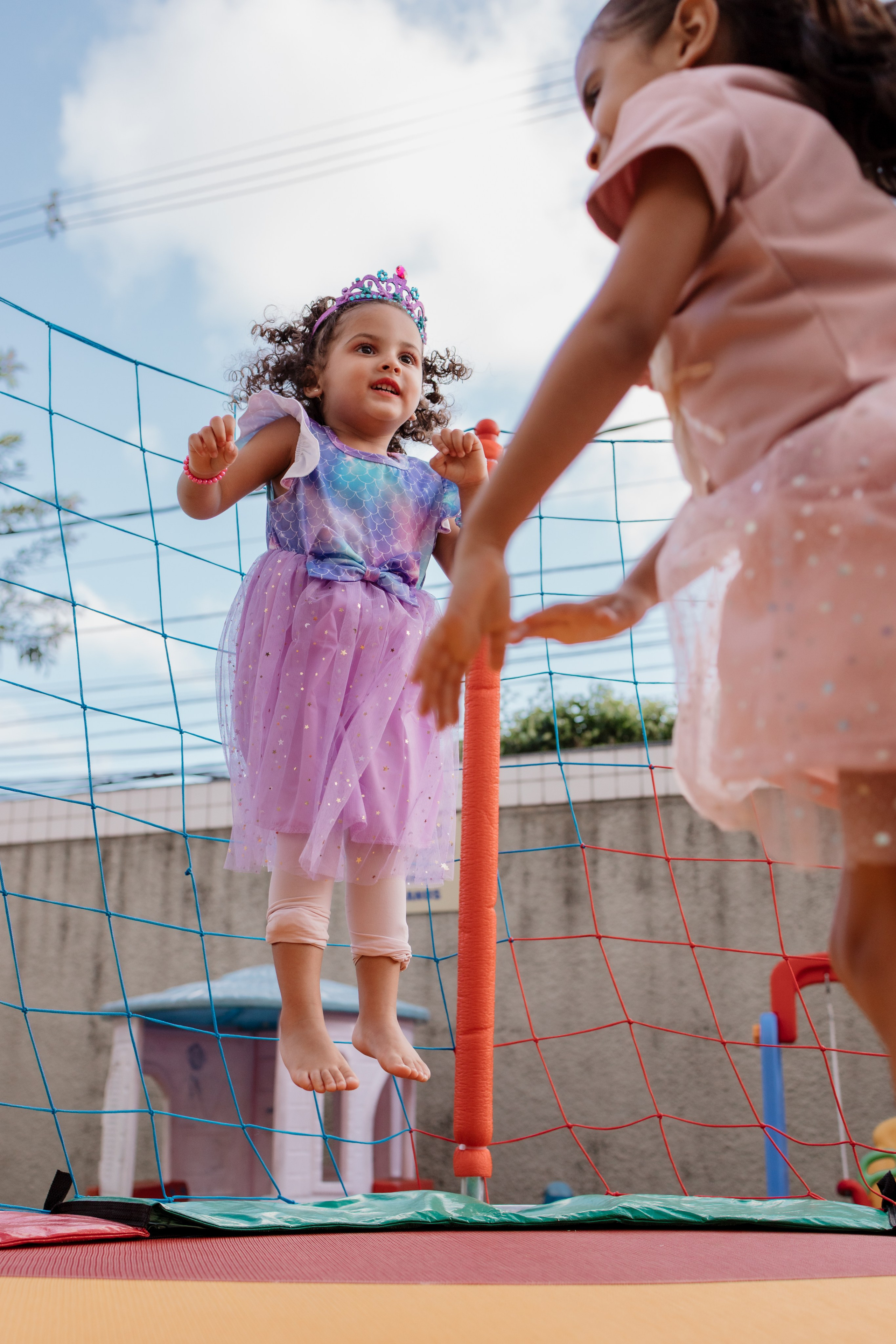 Crianças brincando em pula-pula na festa infantil