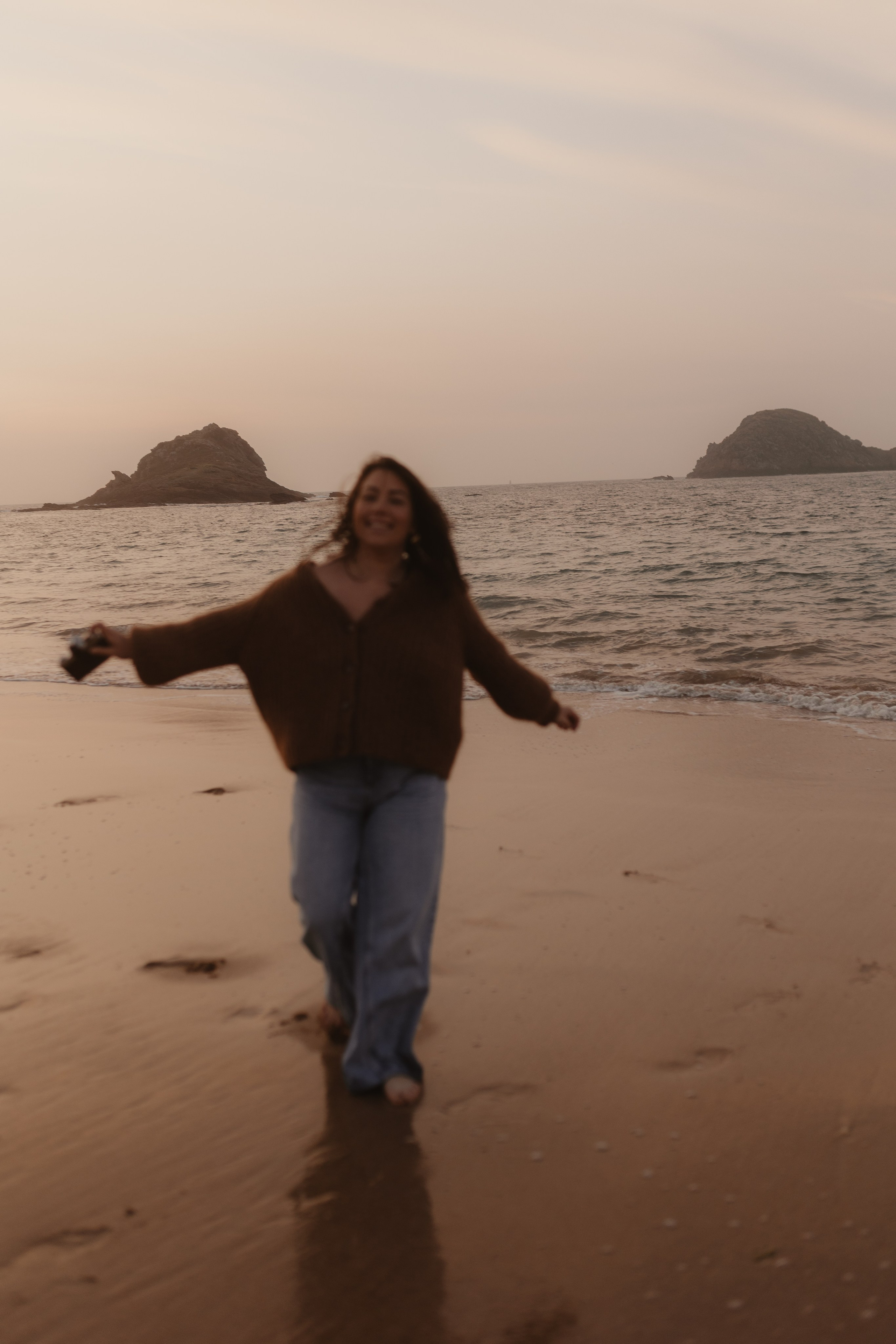 Portrait lifestyle d’une femme à la plage, lumière dorée du coucher de soleil