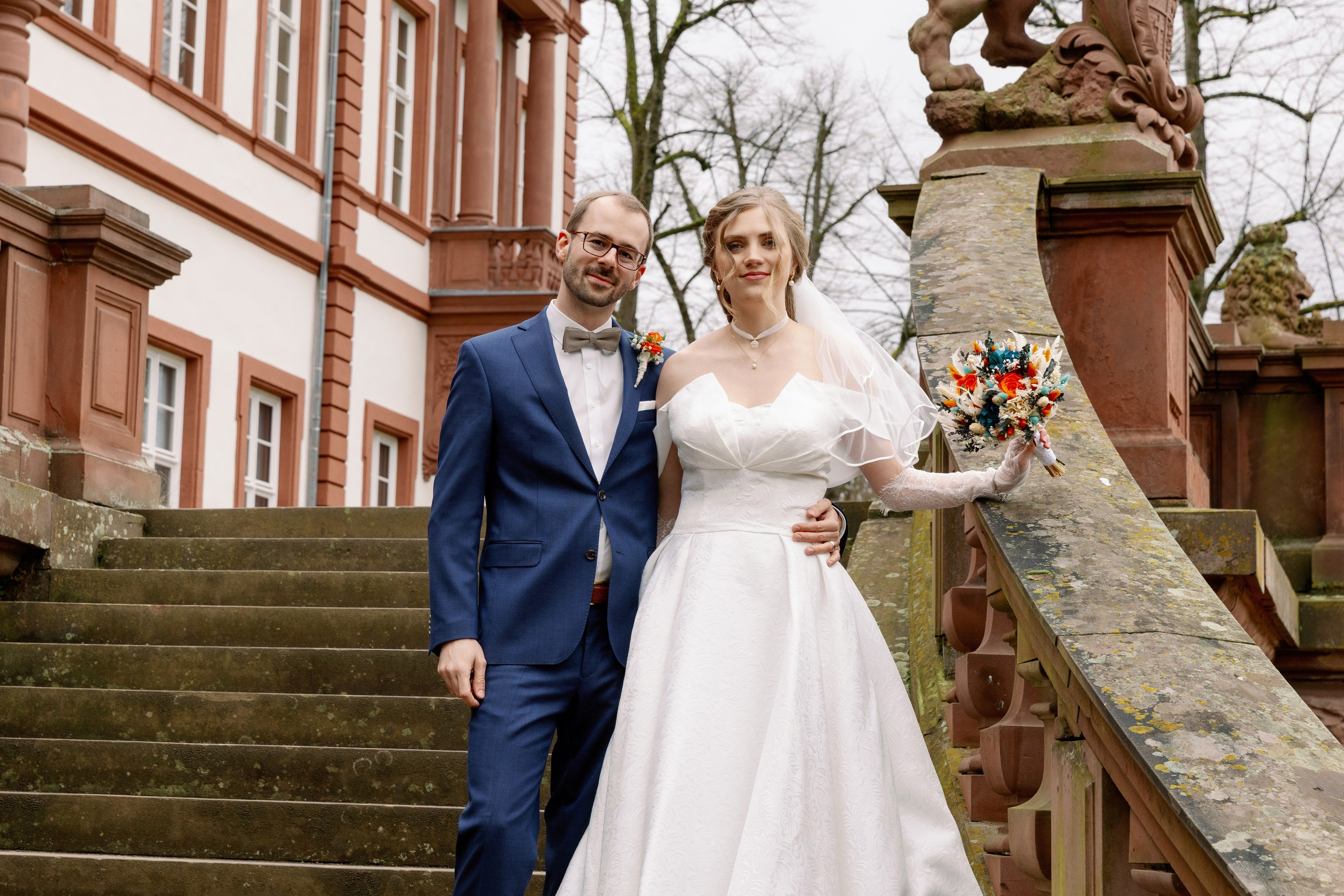 Jennifer und Andreas im Schlosspark mit Blick auf Schloss Philippsruhe