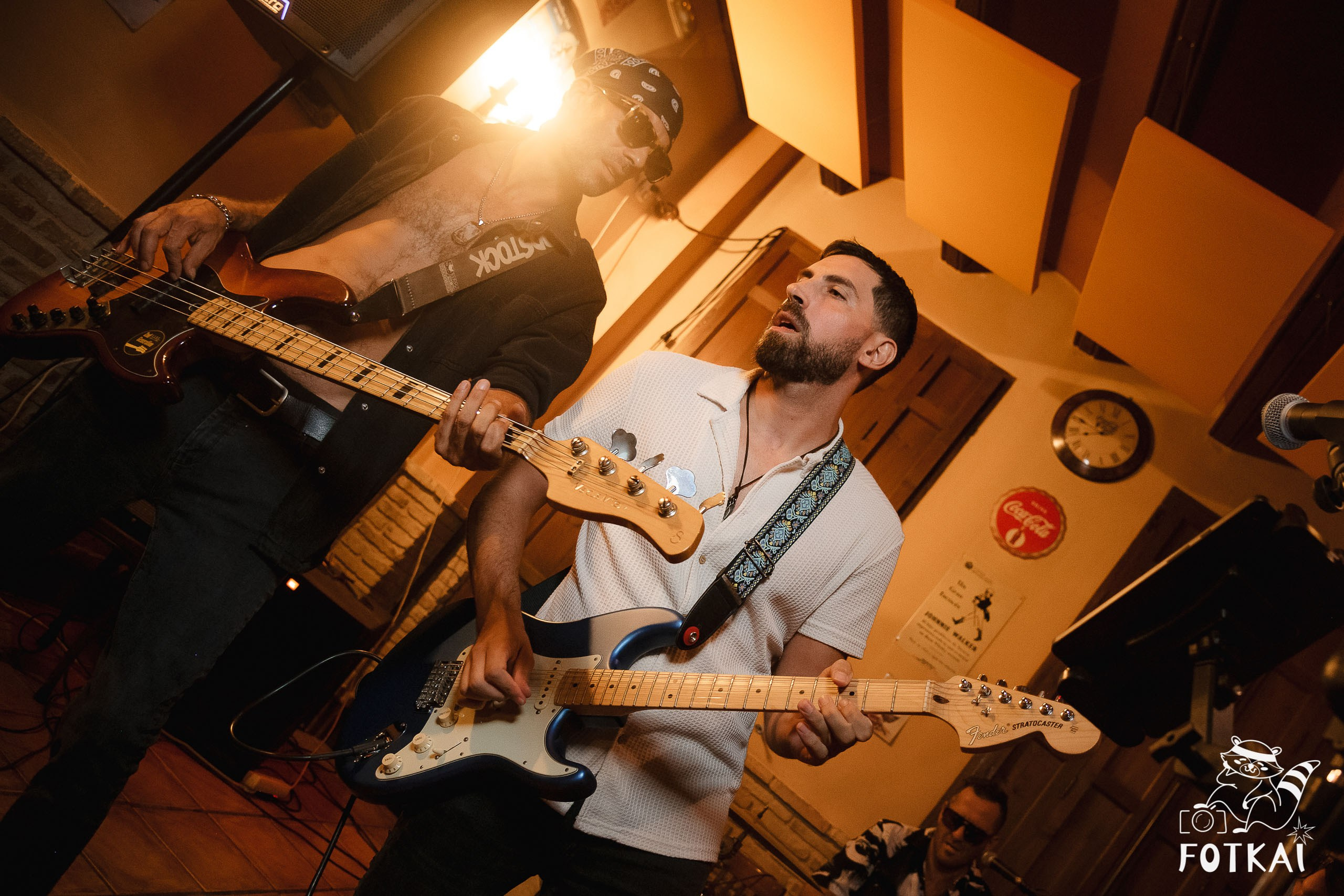 Stones of the Coast en Café Aljibe Rojales: Reportaje fotográfico 30.08.25 | FOTKAI