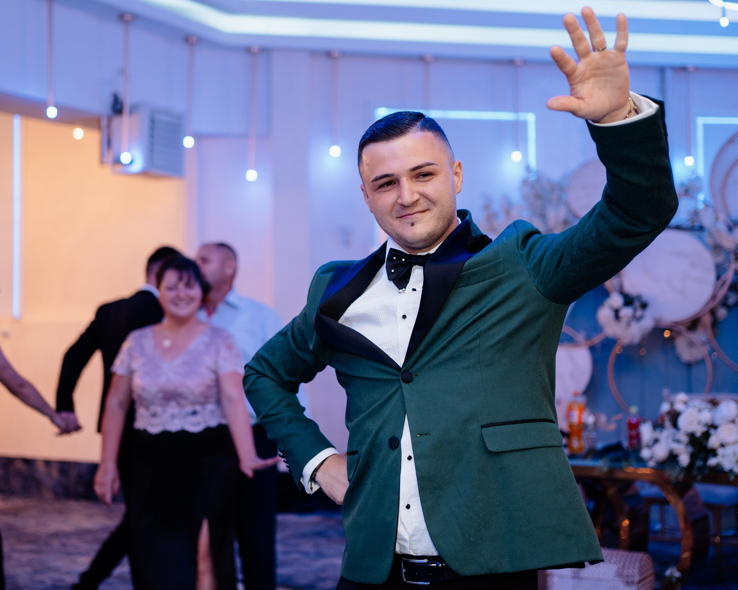 Moment emoționant între miri în ziua nunții, surprins într-un cadru natural și romantic, la Bolintin-Vale. Fotografie de nuntă profesională, editată artistic pentru a evidenția emoția și eleganța evenimentului.