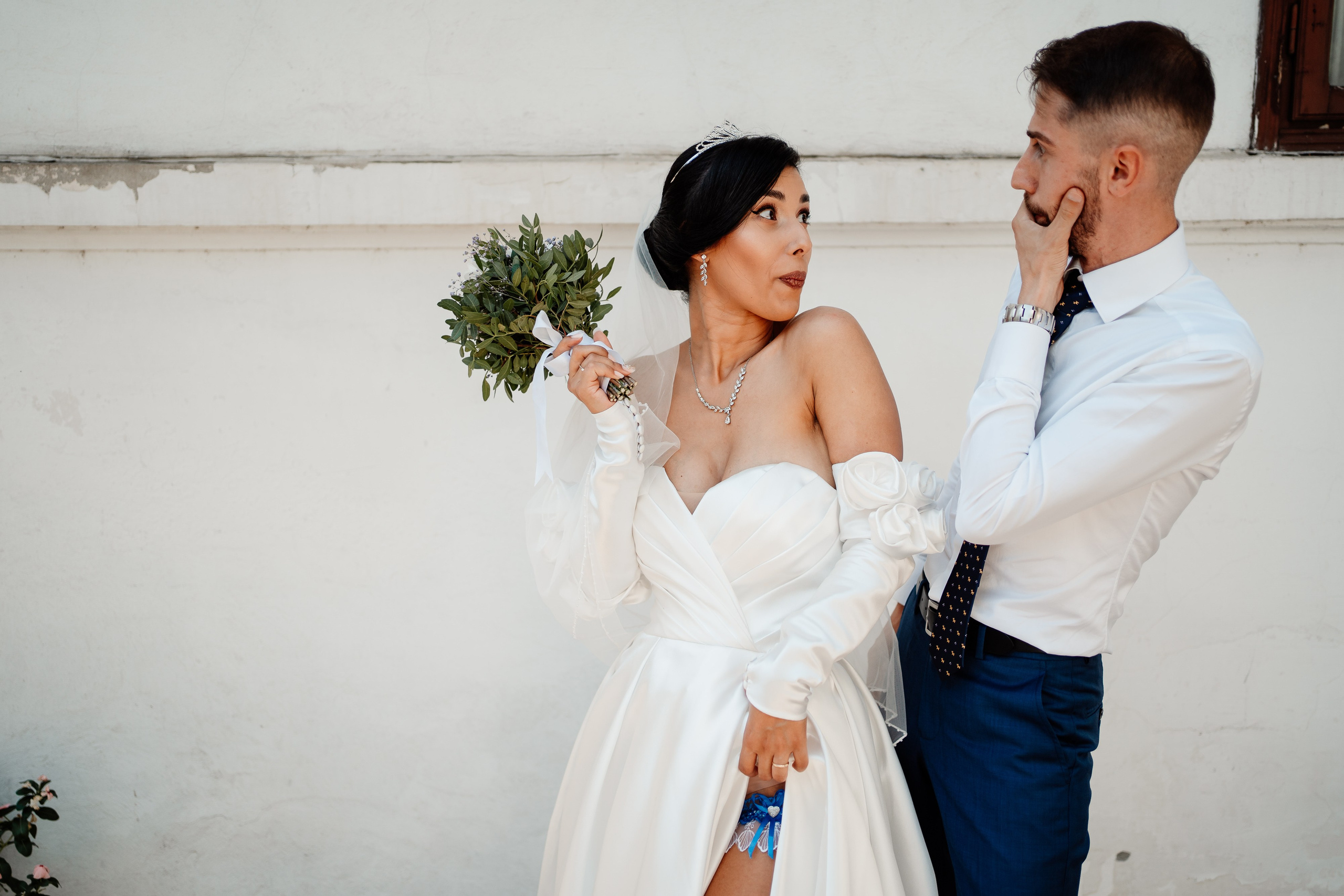Moment emoționant între miri în ziua nunții, surprins într-un cadru natural și romantic, in Bucuresti. Fotografie de nuntă profesională, editată artistic pentru a evidenția emoția și eleganța evenimentului.