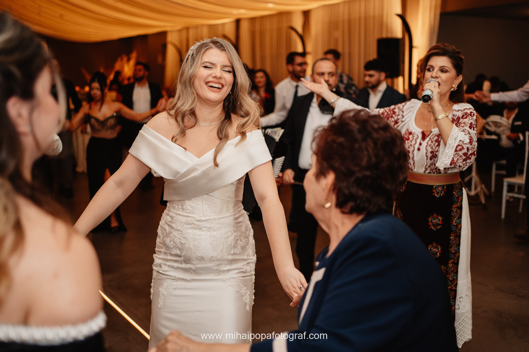 Moment emoționant între miri în ziua nunții, surprins într-un cadru natural și romantic, la Daimon Events. Fotografie de nuntă profesională, editată artistic pentru a evidenția emoția și eleganța evenimentului.