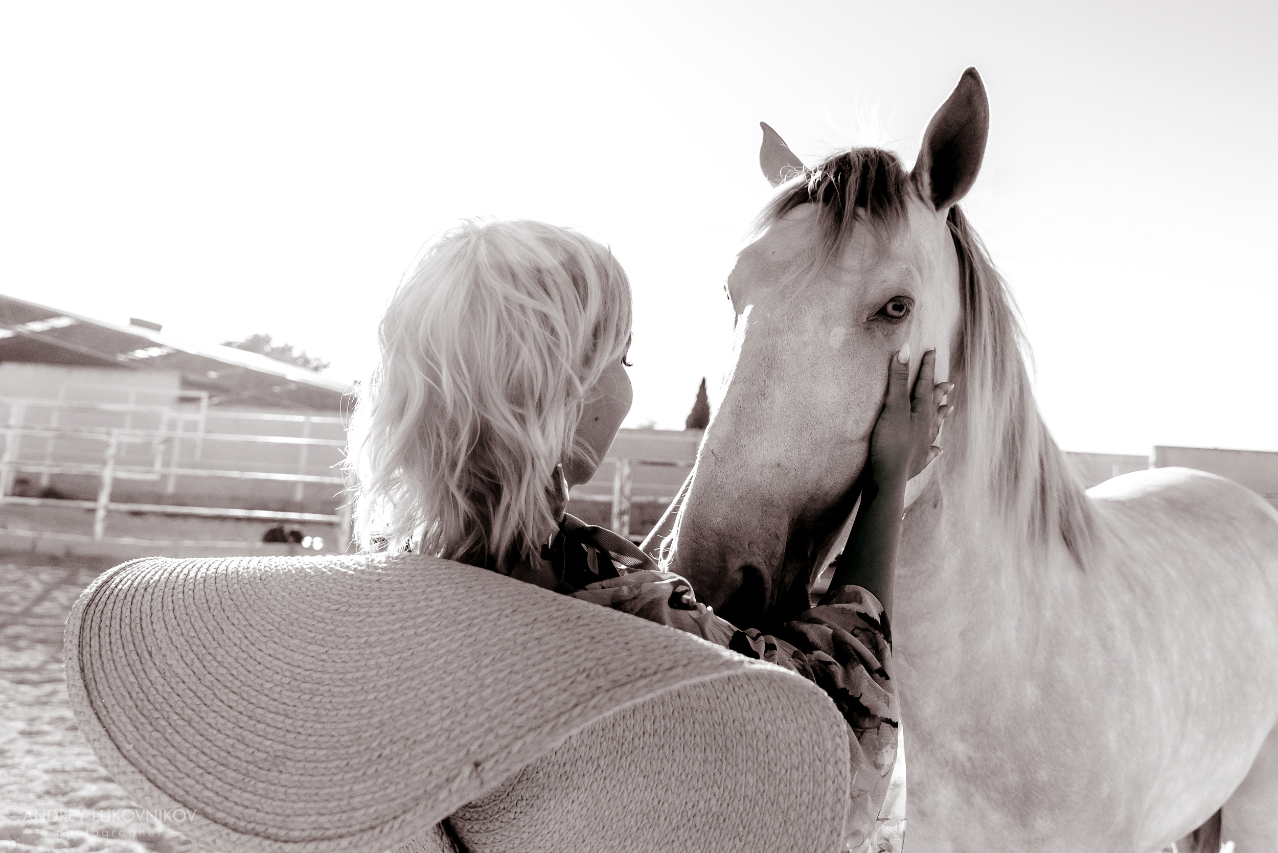 Фотосессия девушки с белой лошадью