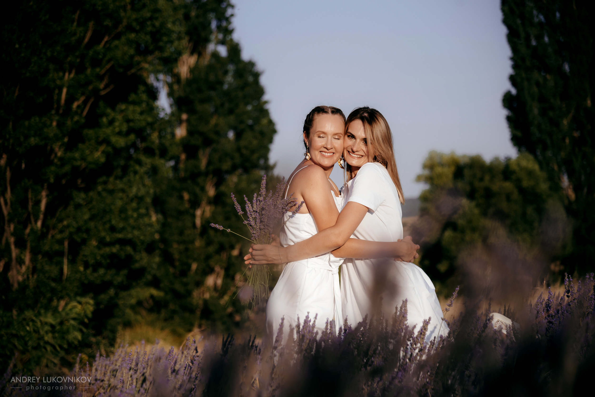 Три девушки в лавандовом поле