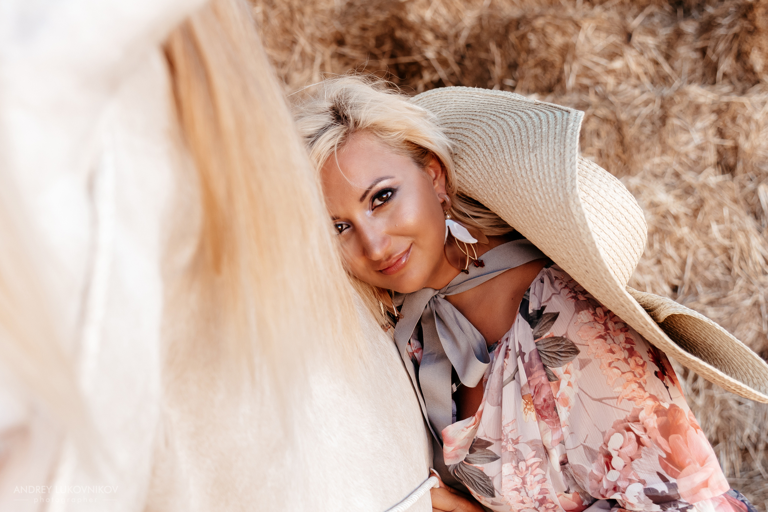 Фотосессия девушки с белой лошадью