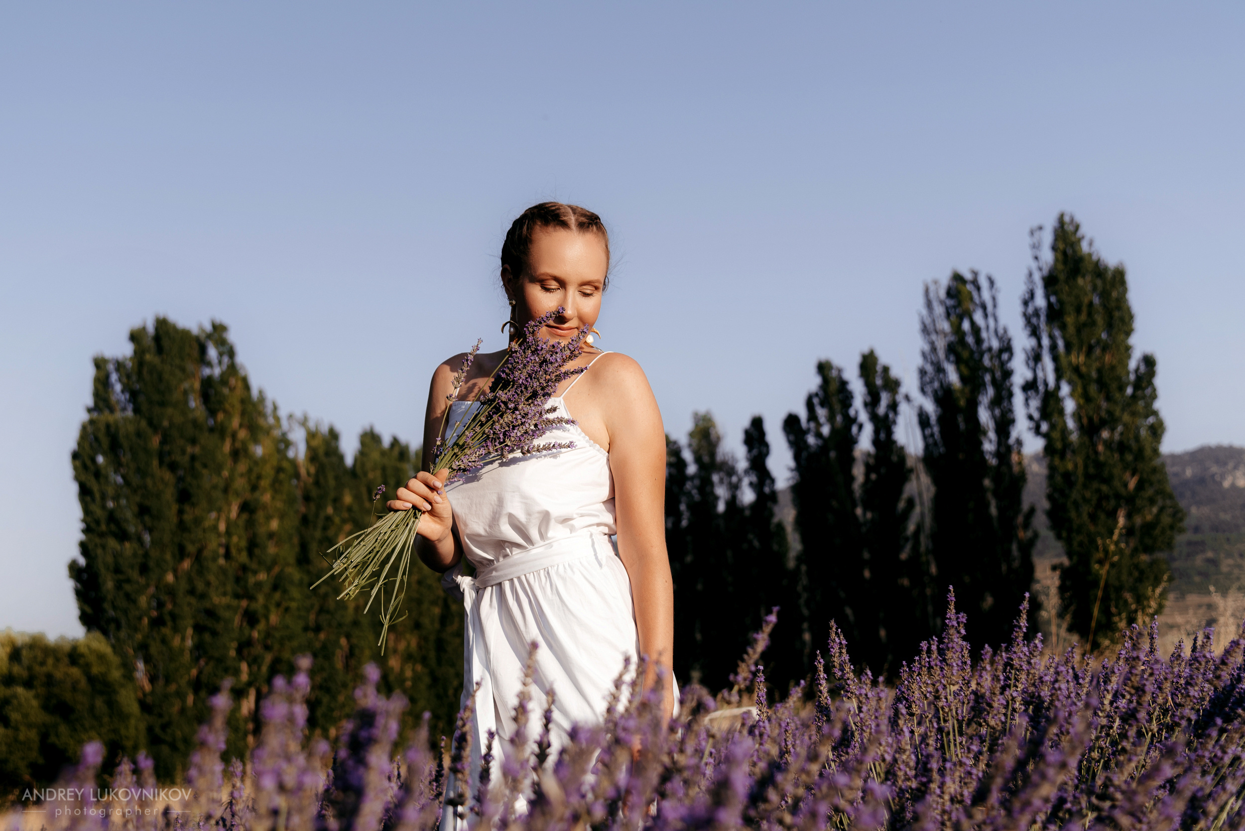 Три девушки в лавандовом поле