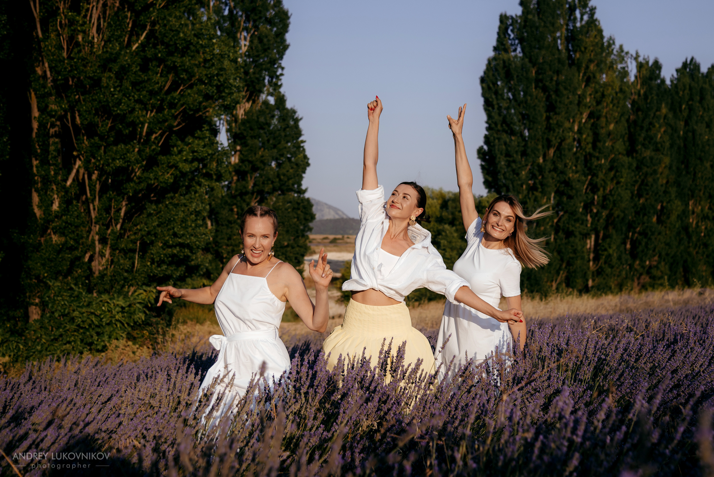 Три девушки в лавандовом поле