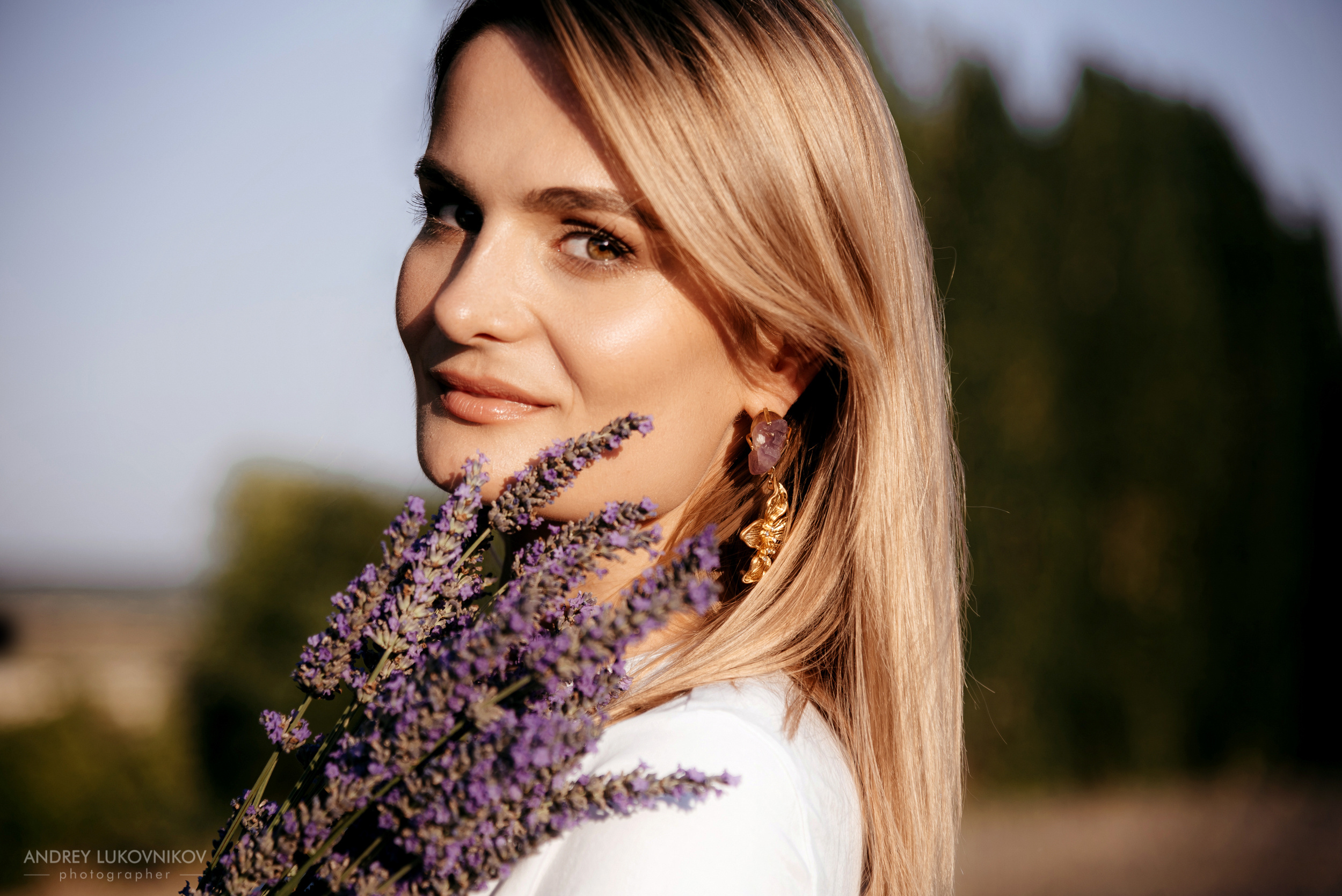 Три девушки в лавандовом поле