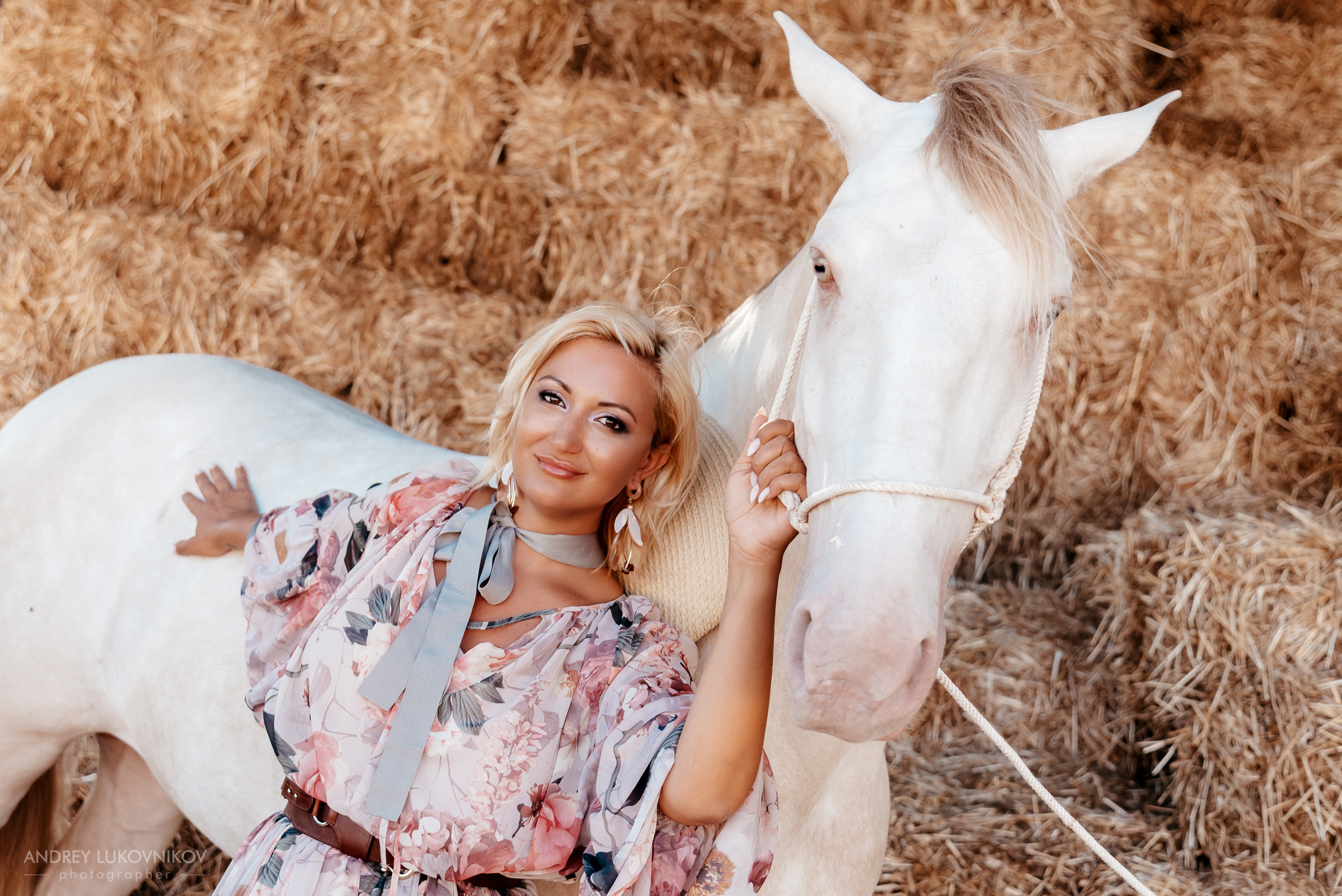Фотосессия девушки с белой лошадью