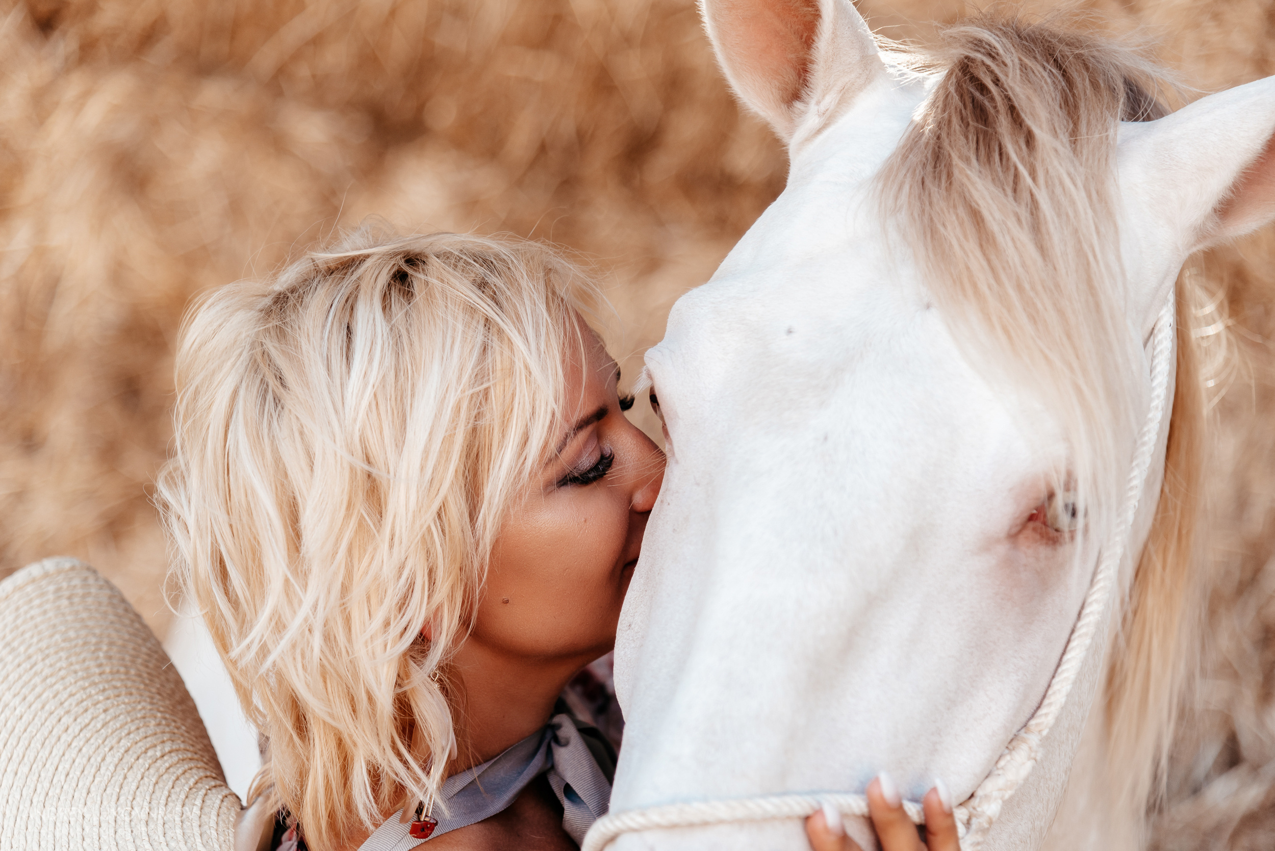 Фотосессия девушки с белой лошадью