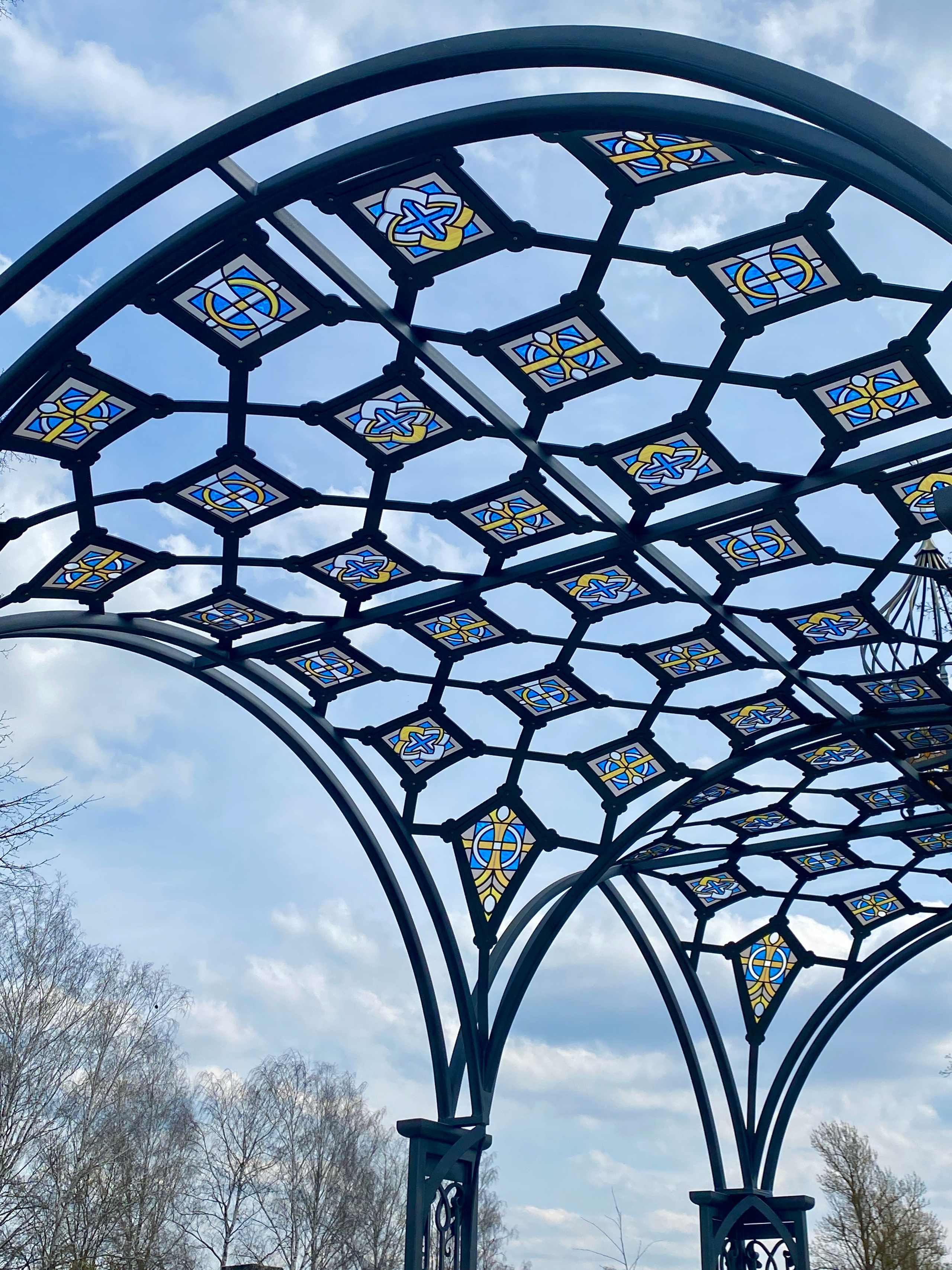 Архитектурная композиция «Красненский некрополь» в д. Красное Минской области. Протоиерей Фёдор Повный - идея и творческая концепция. Мария Тарлецкая - автор проекта и руководитель реализации. Анна Авгуль - витраж.  2020 г. Сталь, витражи, монолитный поликарбонат,  художественная ковка, лазерная резка, сварка. 