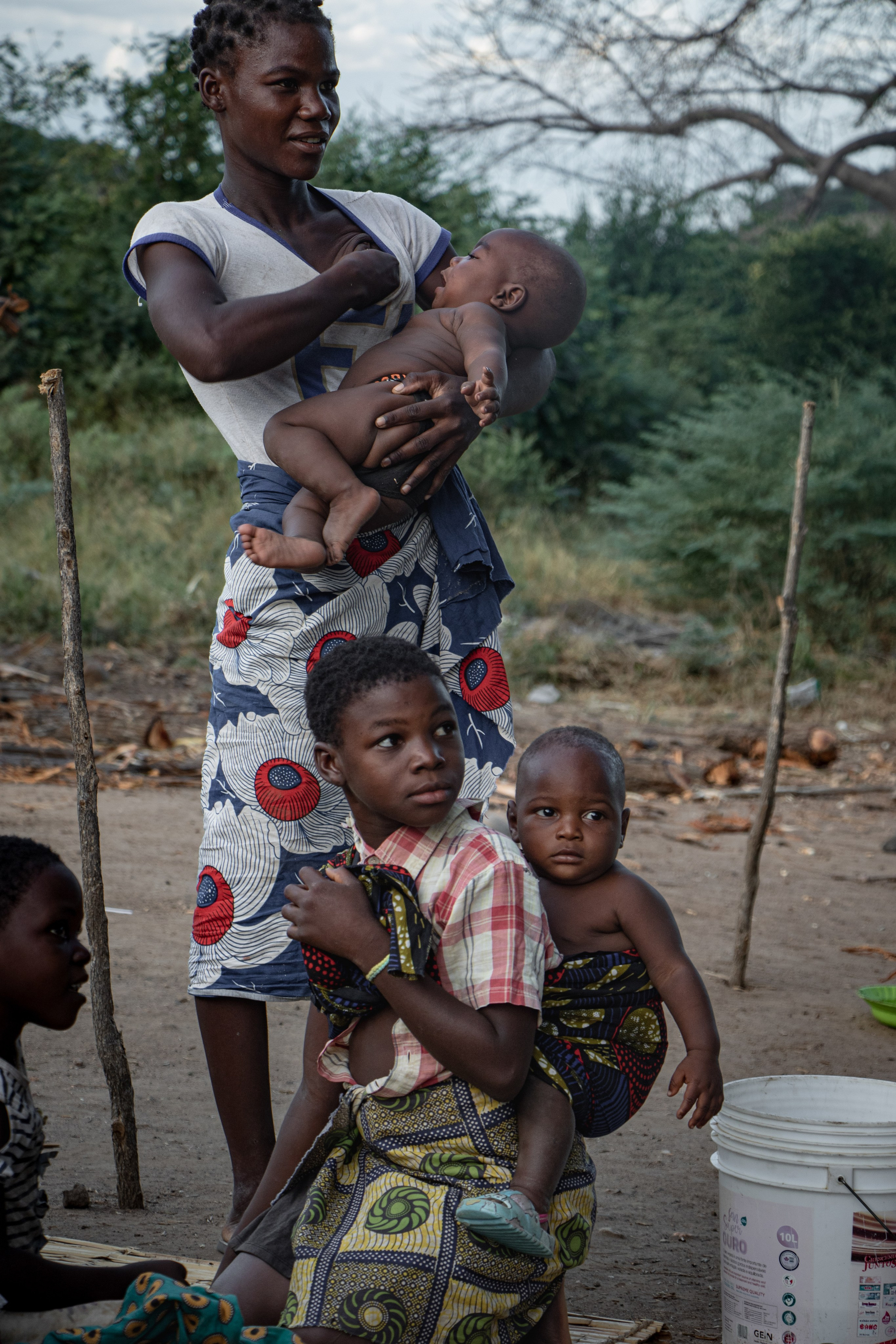comme dans d’autres communautés de la région, la construction du barrage de Mphanda Nkuwa menace directement les terres agricoles, les habitations et le mode de vie de près de 1 600 familles. Première ligne face aux potentielles inondations causées par la retenue d’eau, ces populations risquent de tout perdre, sans garantie de relogement adapté ni de compensation juste.