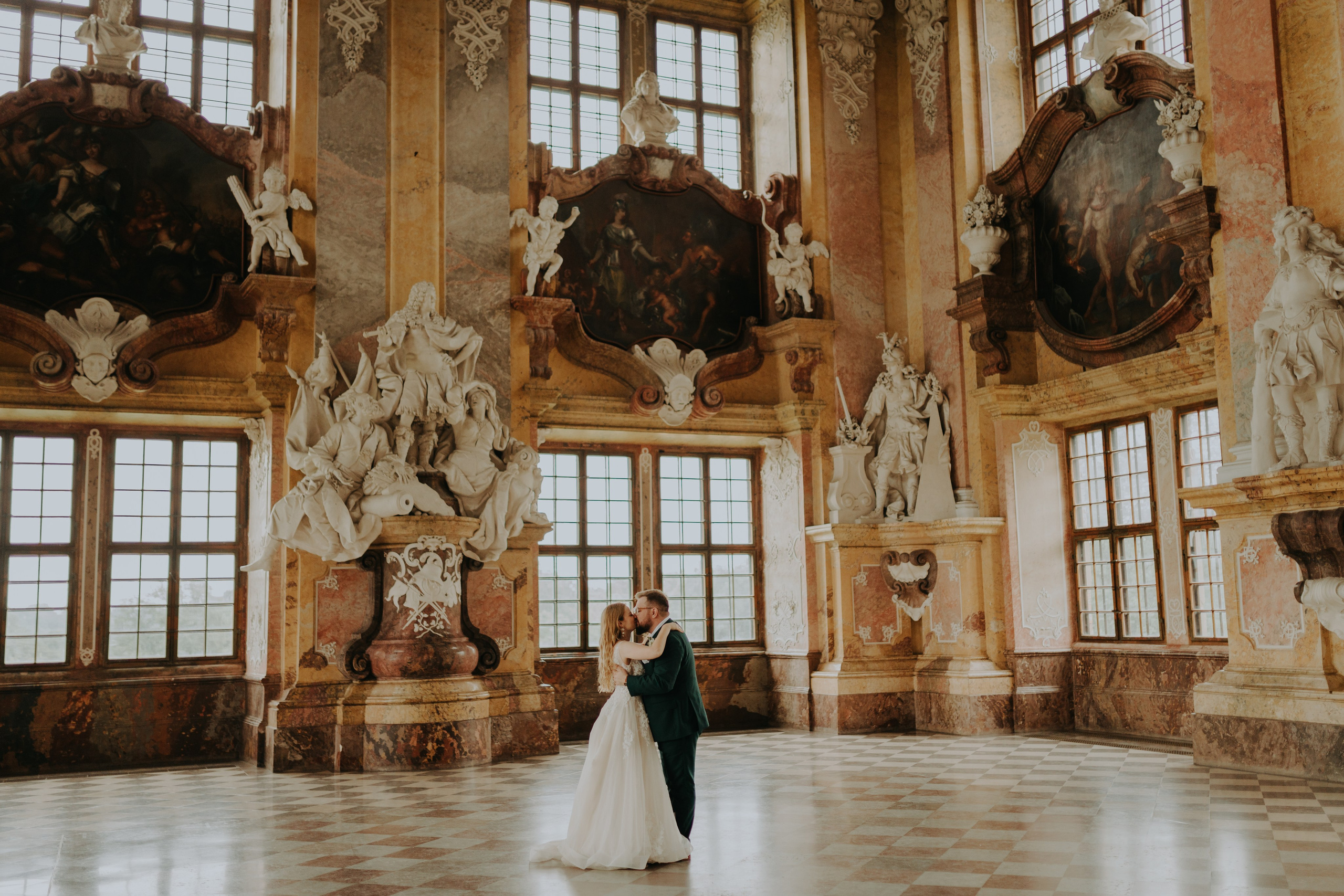 Klasztor Cystersów w Lubiążu: Plener ślubny Oli i Rafała. Fotograf ślubny Śląsk – reportaż ślubny | KarkowskaFoto