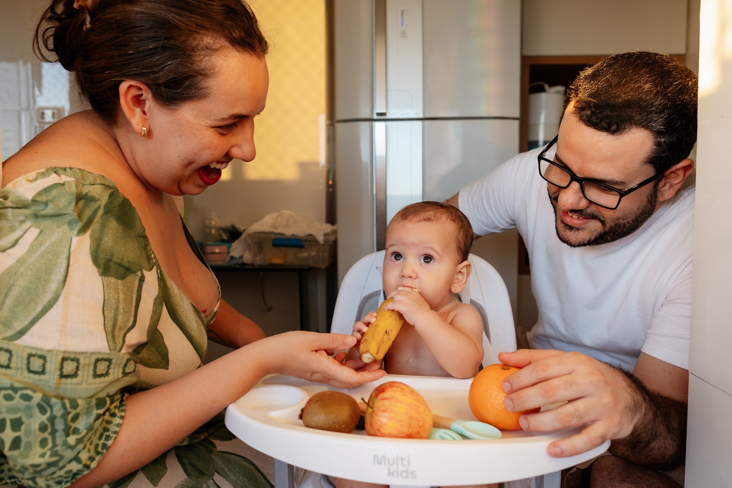 Bebê experimenta comida durante fase de introdução alimentar.