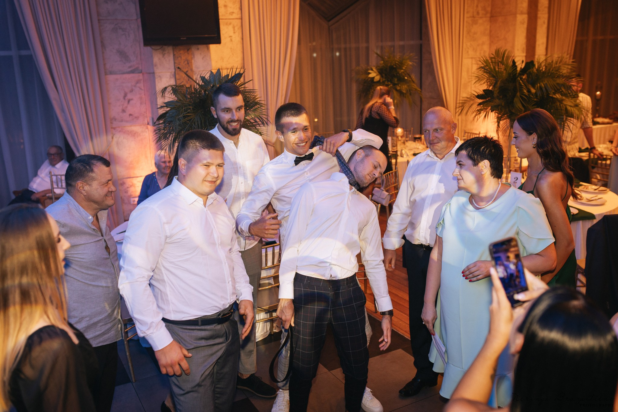 Vestuvinė fotosesija Kaune, Vienybės aikštėje, prie Lietuvos banko