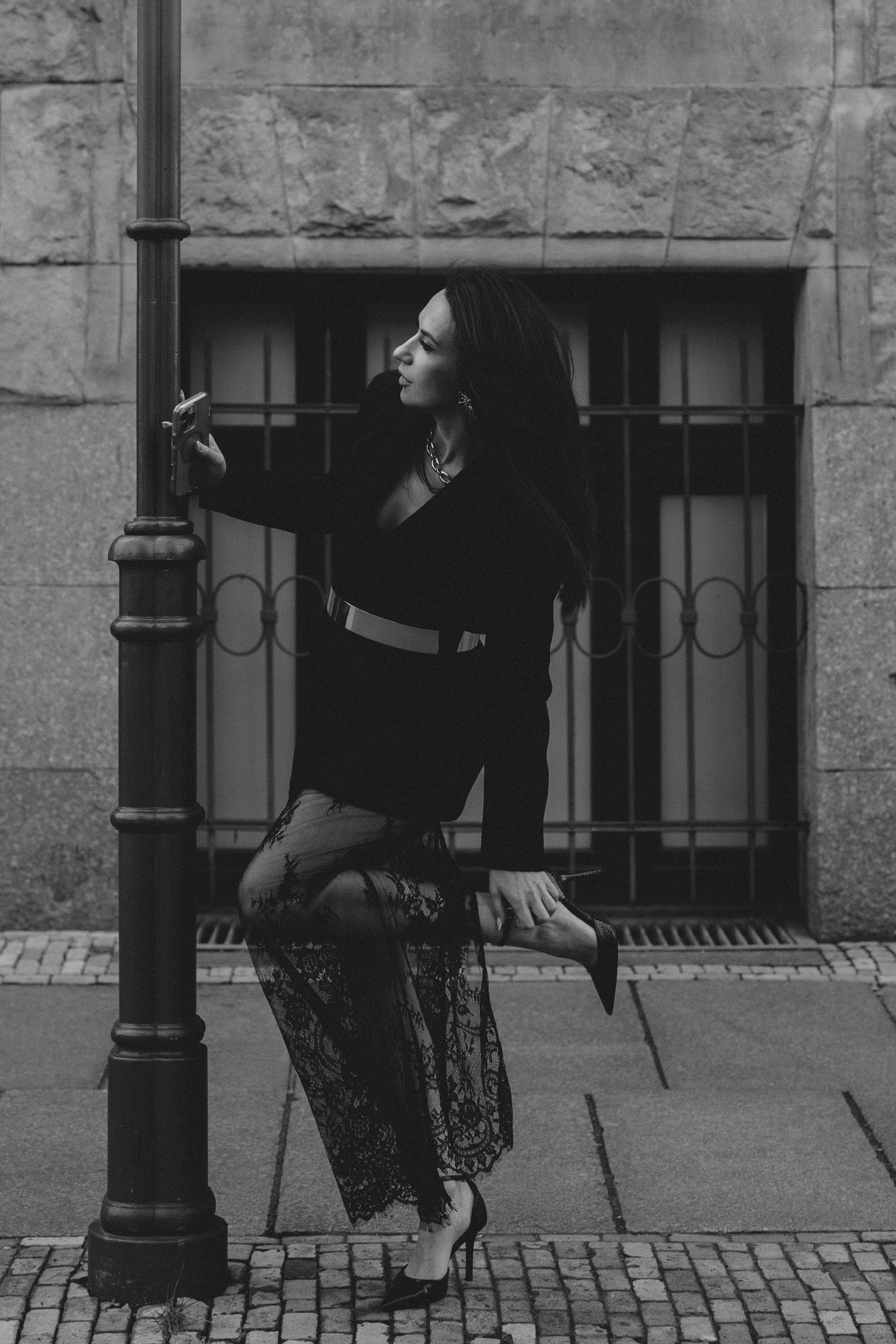 Black&White City Portrait. Elegant Woman in a black Suit. Kristina Kozheltsova- Soulful Portrait&Lifestyle&Love Story Photographer in Leipzig, Germany