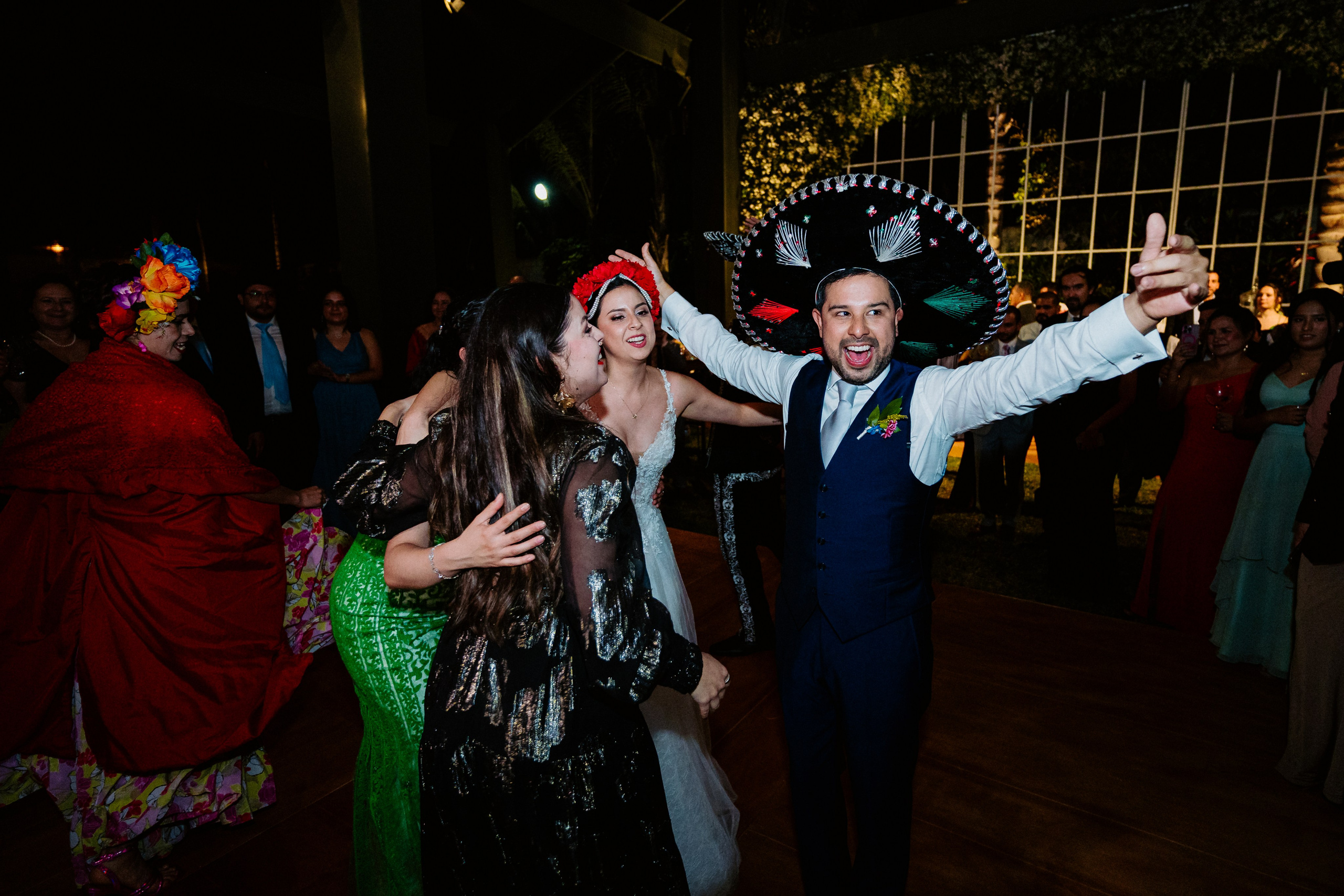 Un vistazo a la fiesta. Fotógrafo de Bodas en Lima | Ronhy Altamirano. Fotografía narrativa y cinematográfica para bodas, quinceañeras y eventos exclusivos