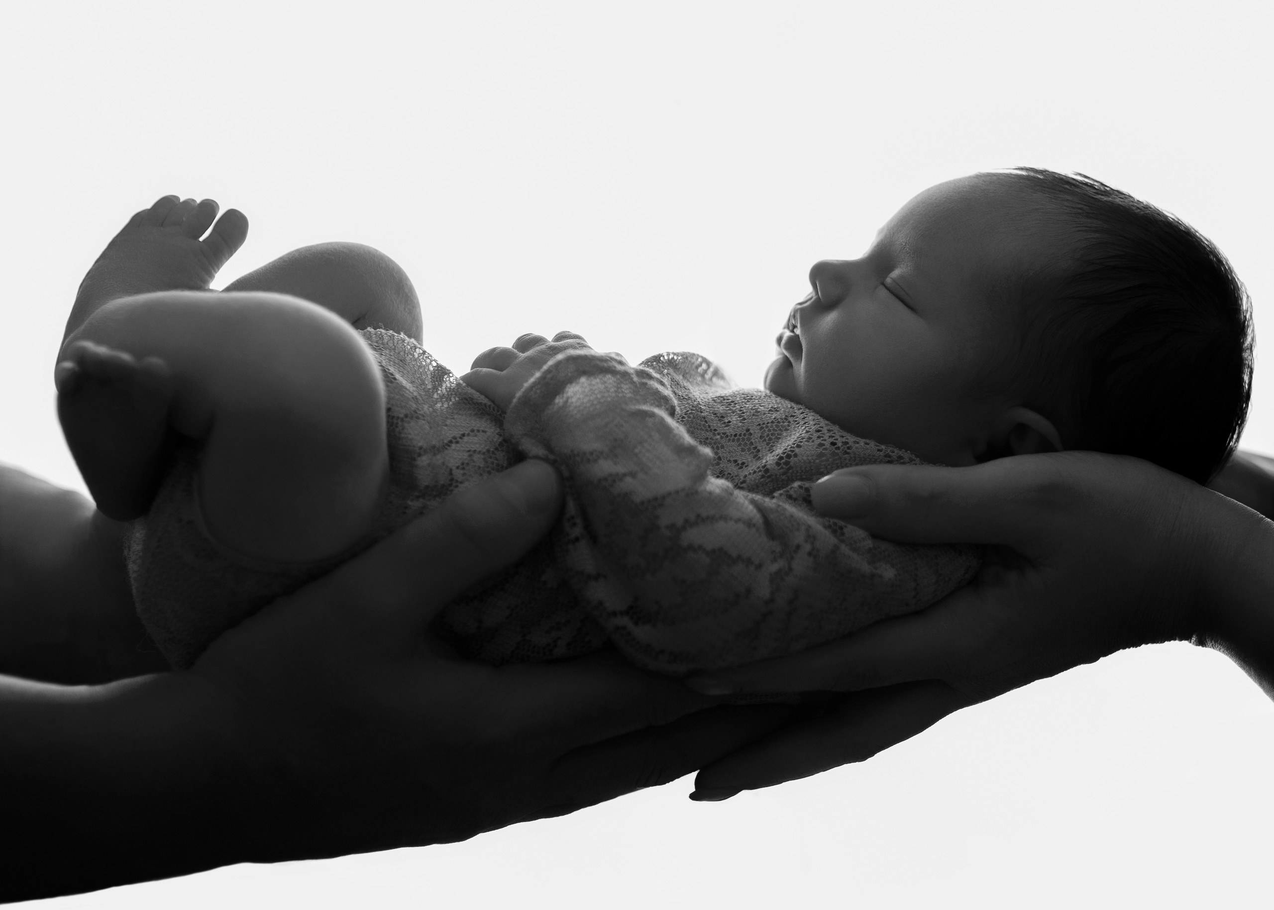Eltern halten Baby in den Händen - Familienfotografie Vöhringen
