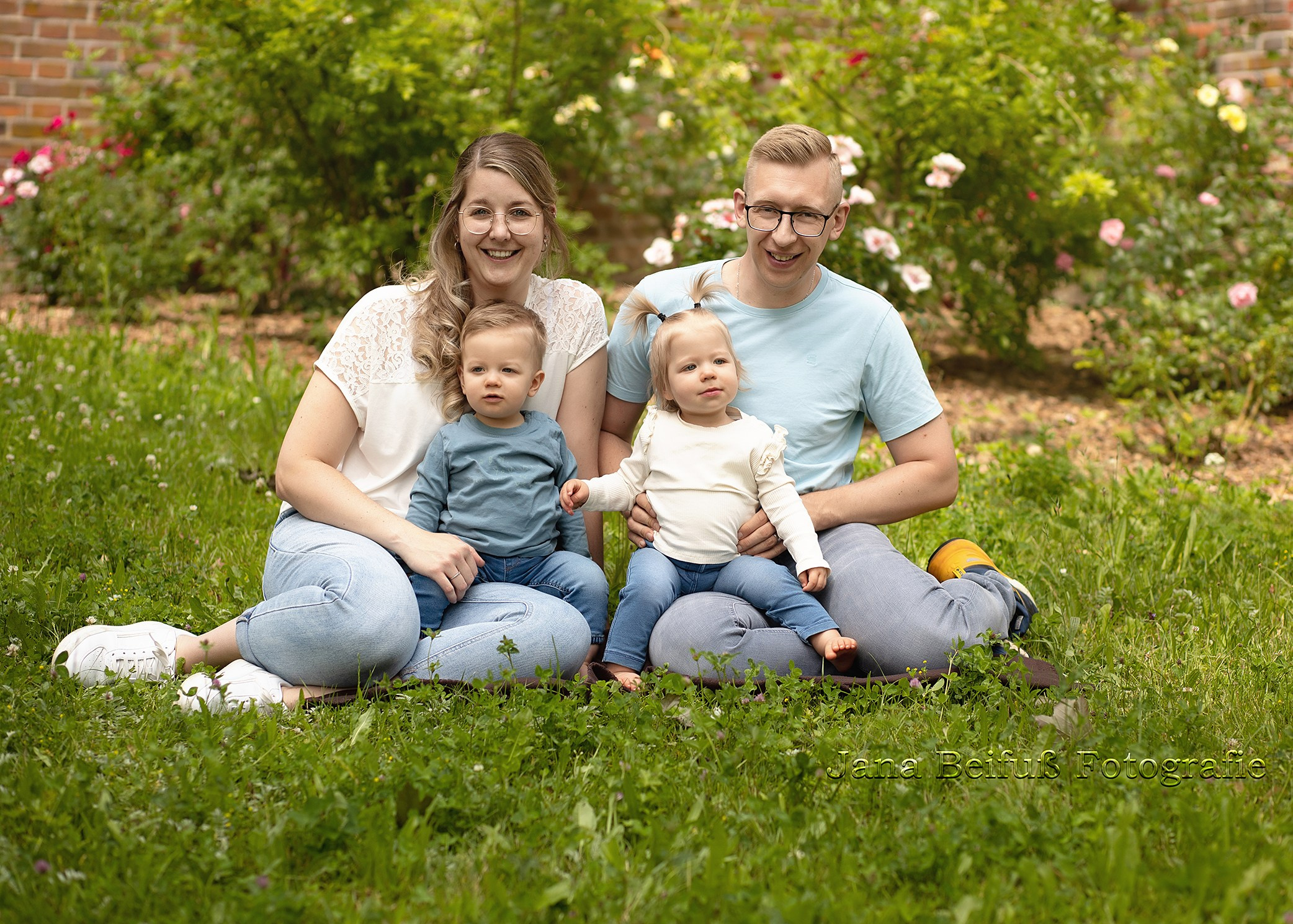 Familienshooting Weißenhorn, Mama mit Sohn, Papa mit Tochter, alle sind glücklich