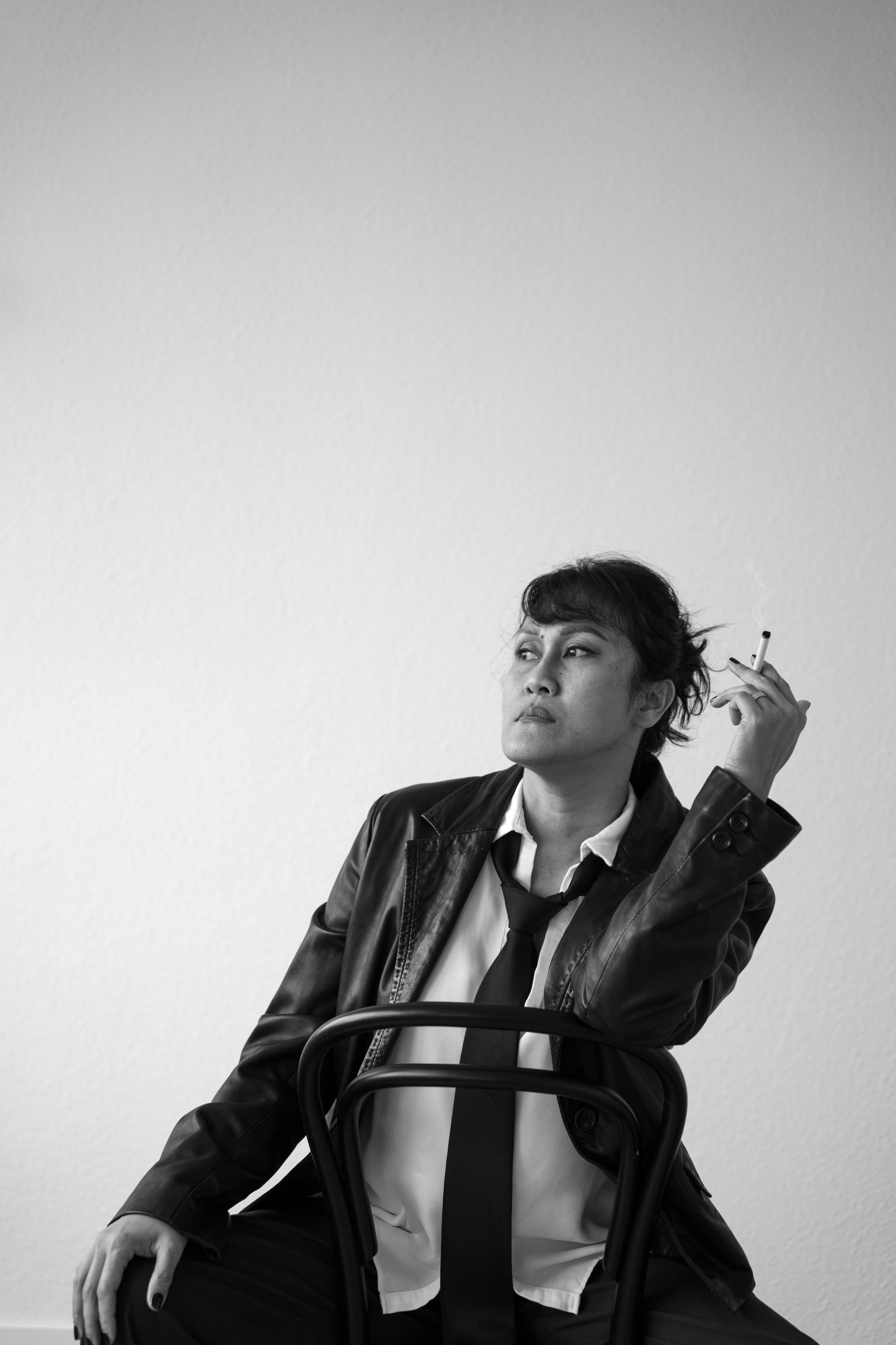 Fotosessions einer Frau im Männerlook. Schwarz-weiß Fotografie in Münster. Fotografin Viktoria Roschen