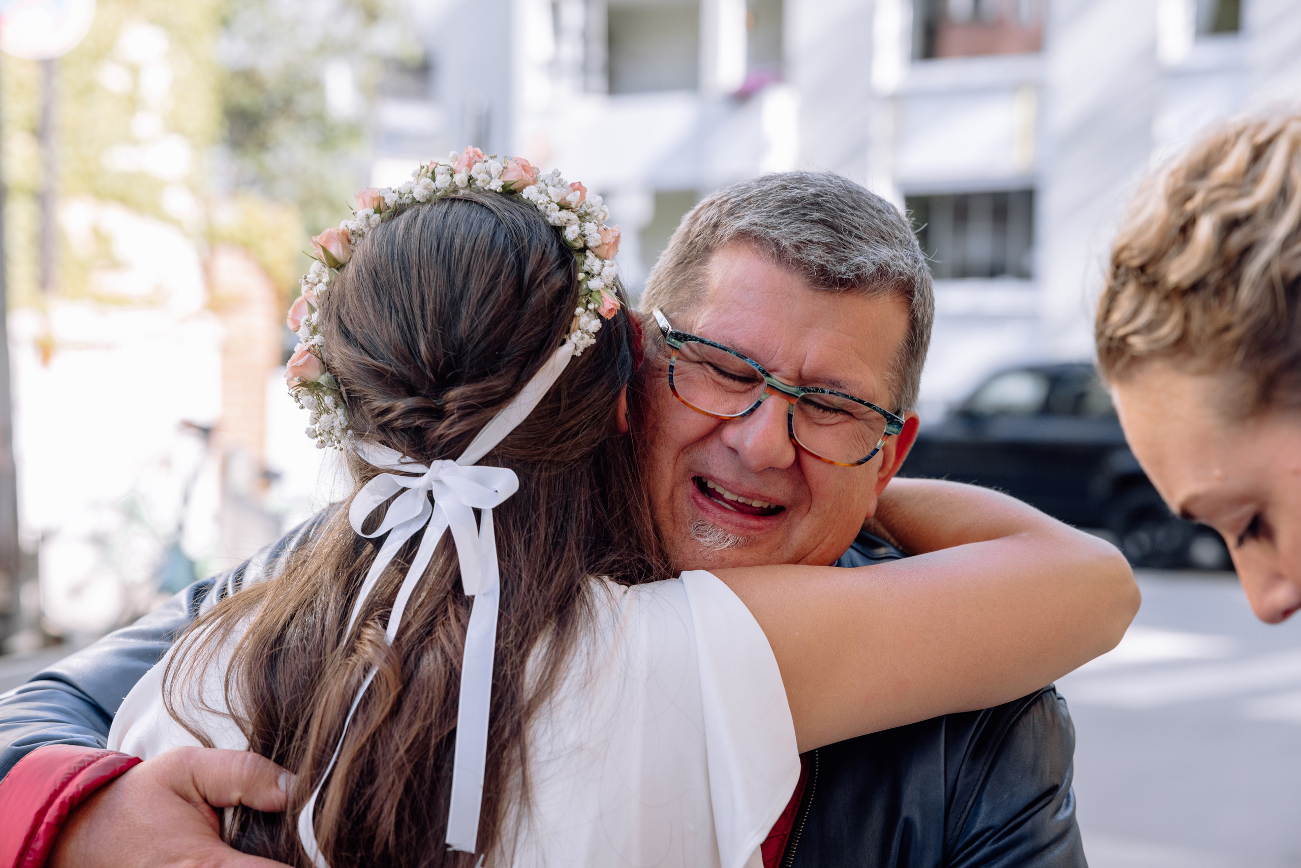 Gratulation vom Standesamt Mandlstraße 14 – Brautpaar und Baby mit glücklichen Gästen