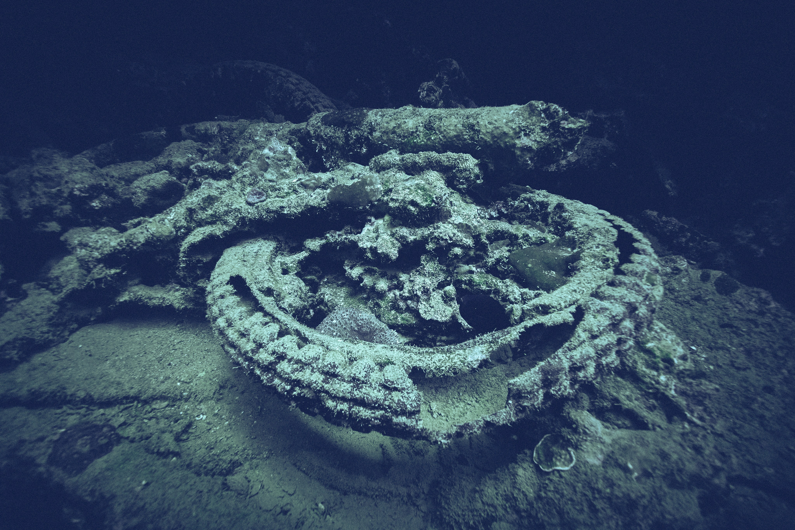 Underwater photographer Andriej Szypilow - photos of the mysterious SS Thistlegorm - sunken ship in the red sea