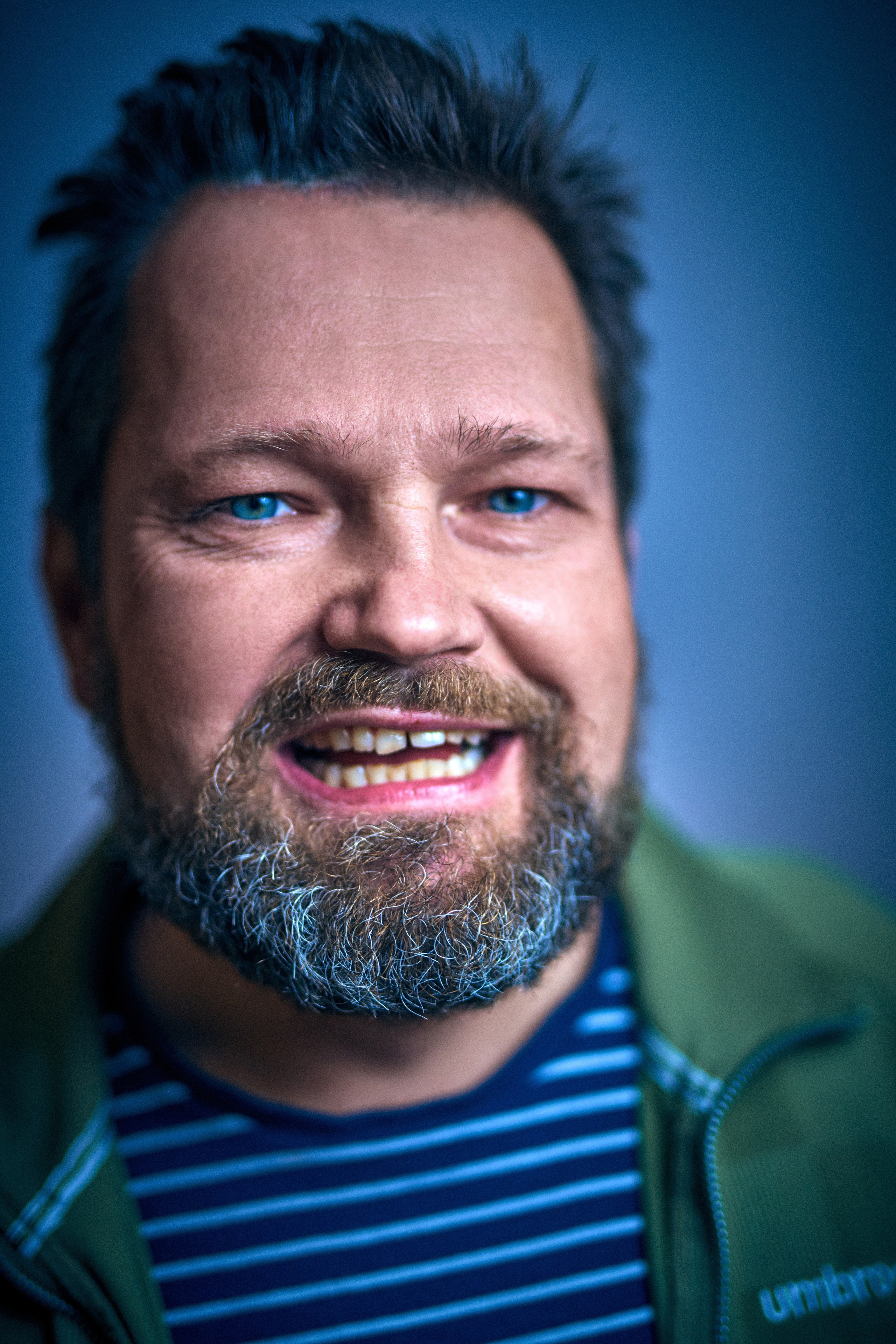 Portret męski charakterystyczny - Daniel niebieskooki smok - fotograf Andriej Szypiłow