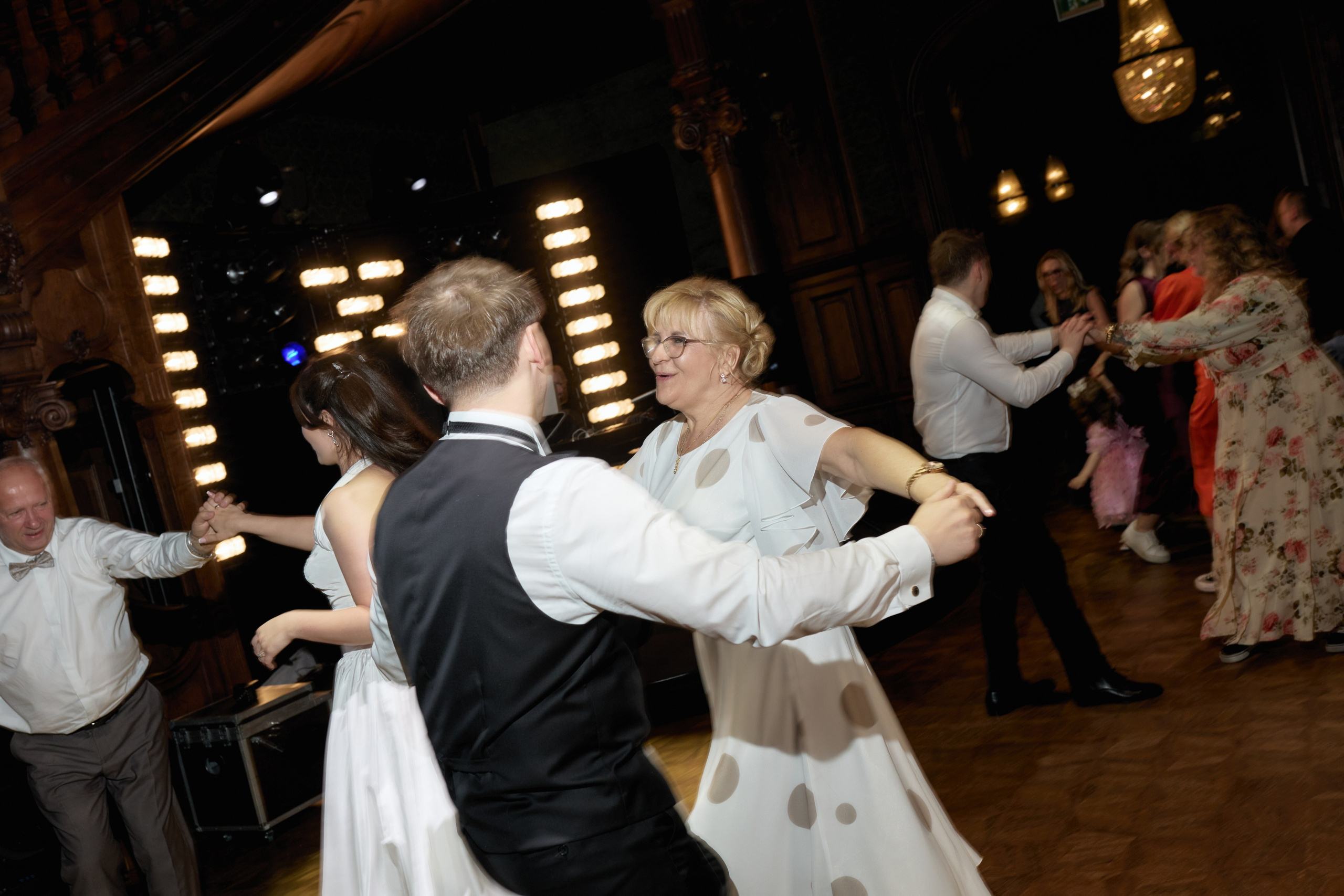 Wiktoria & Kacper. Pałac Goetz. Fotograf ślubny i rodzinny w Krakowie Yana Klymova