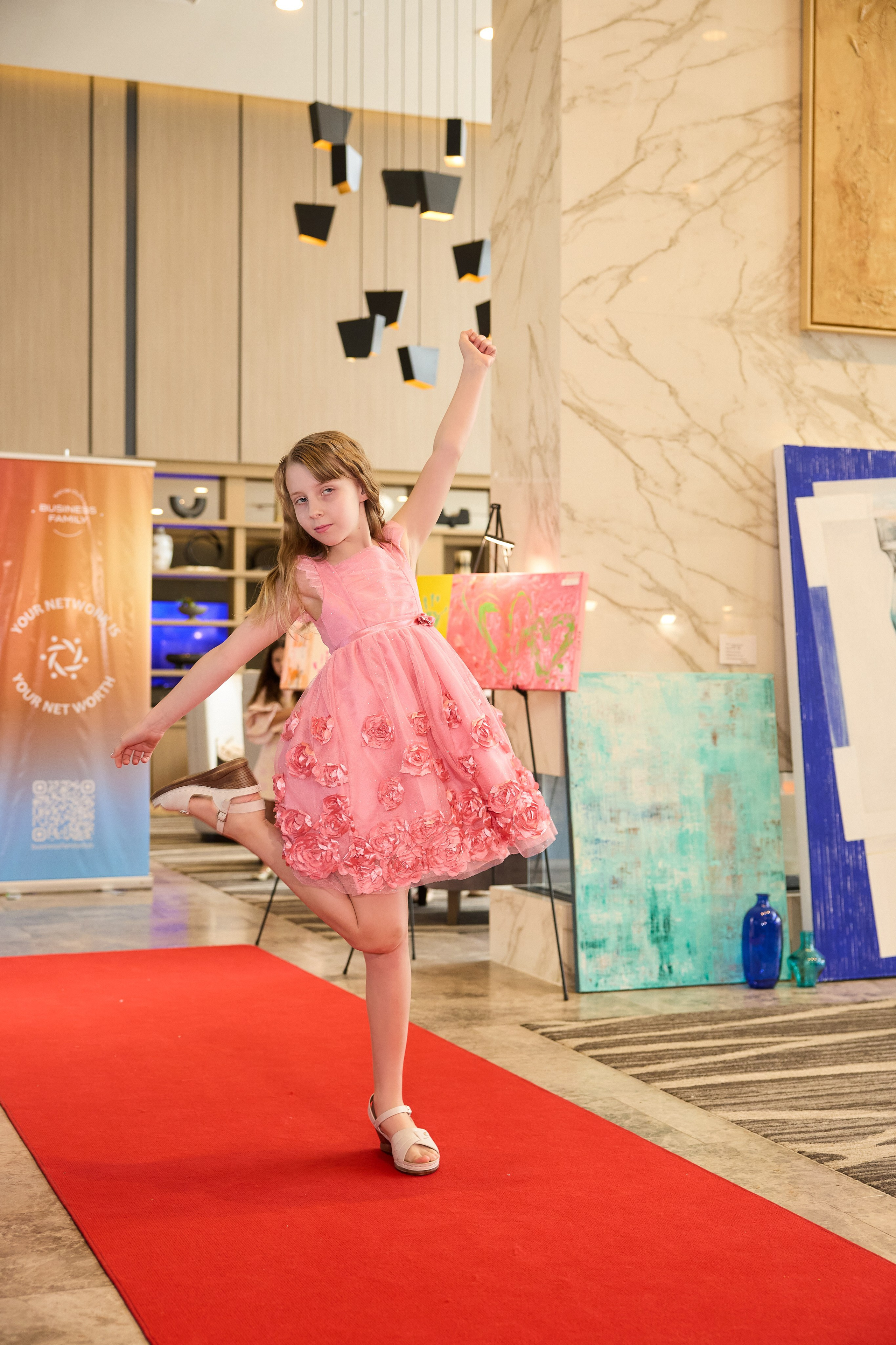 Авторская благотворительная художественная выставка Дианы Бортник. Фотограф Юлия Маковеева