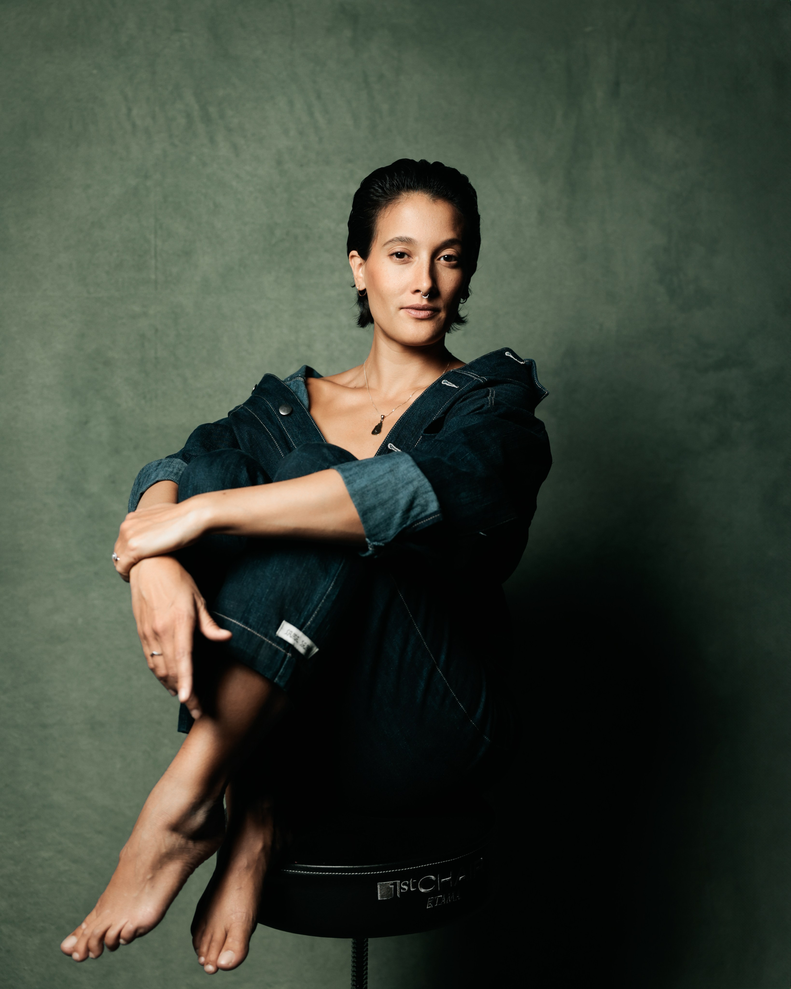 Stilvolles Portrait einer Tänzerin auf einem Stuhl – moderne Eleganz im Studio