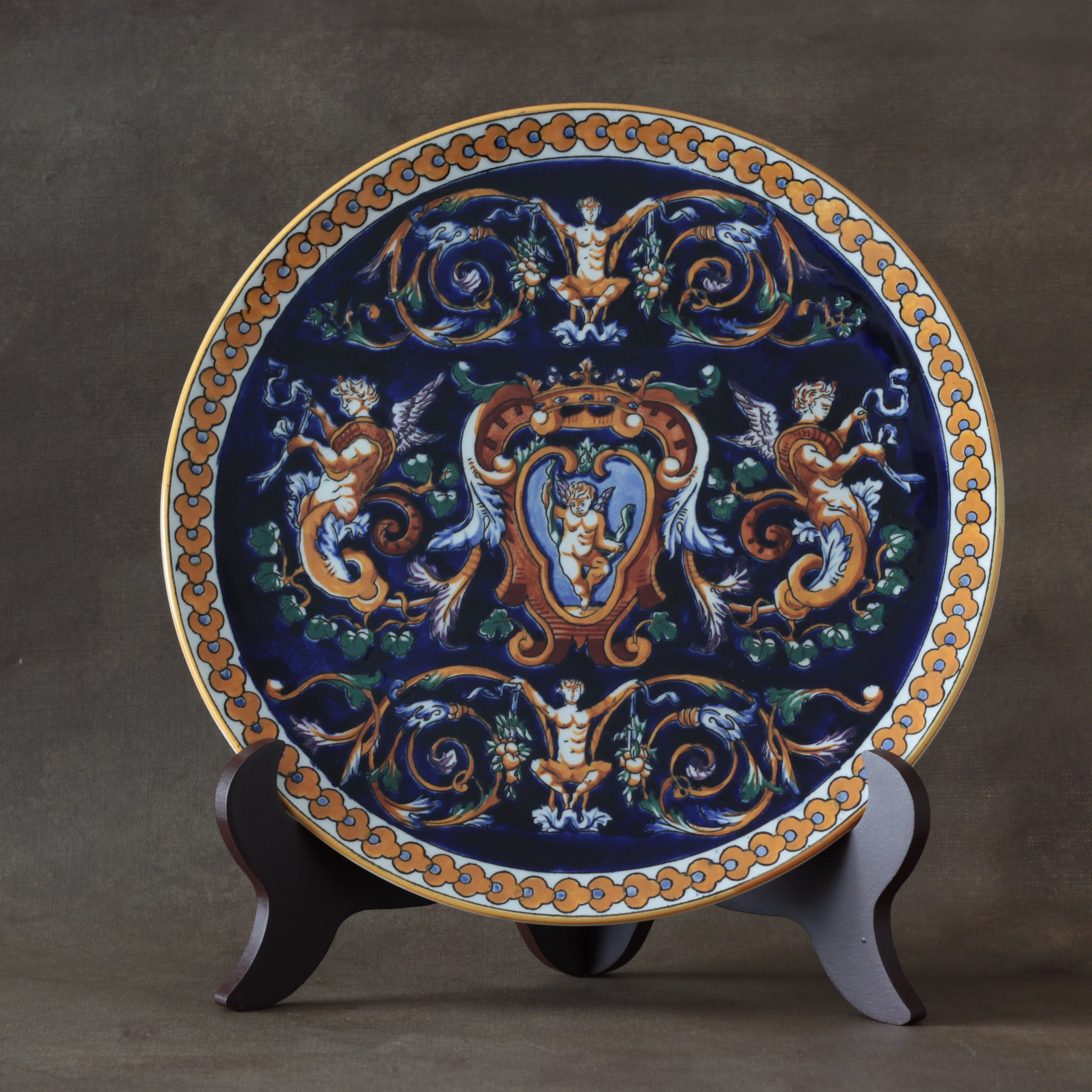 Gien francia. Современнные и актикварные украшения в Барселоне, Москве и Санкт-Петербурге