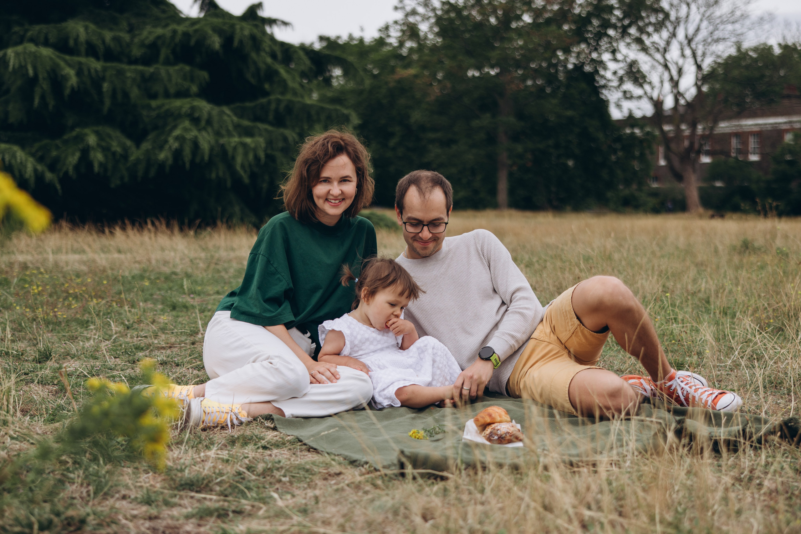 Milena with parents (Greenwich Park). Anastasia Klink, Photographer in London