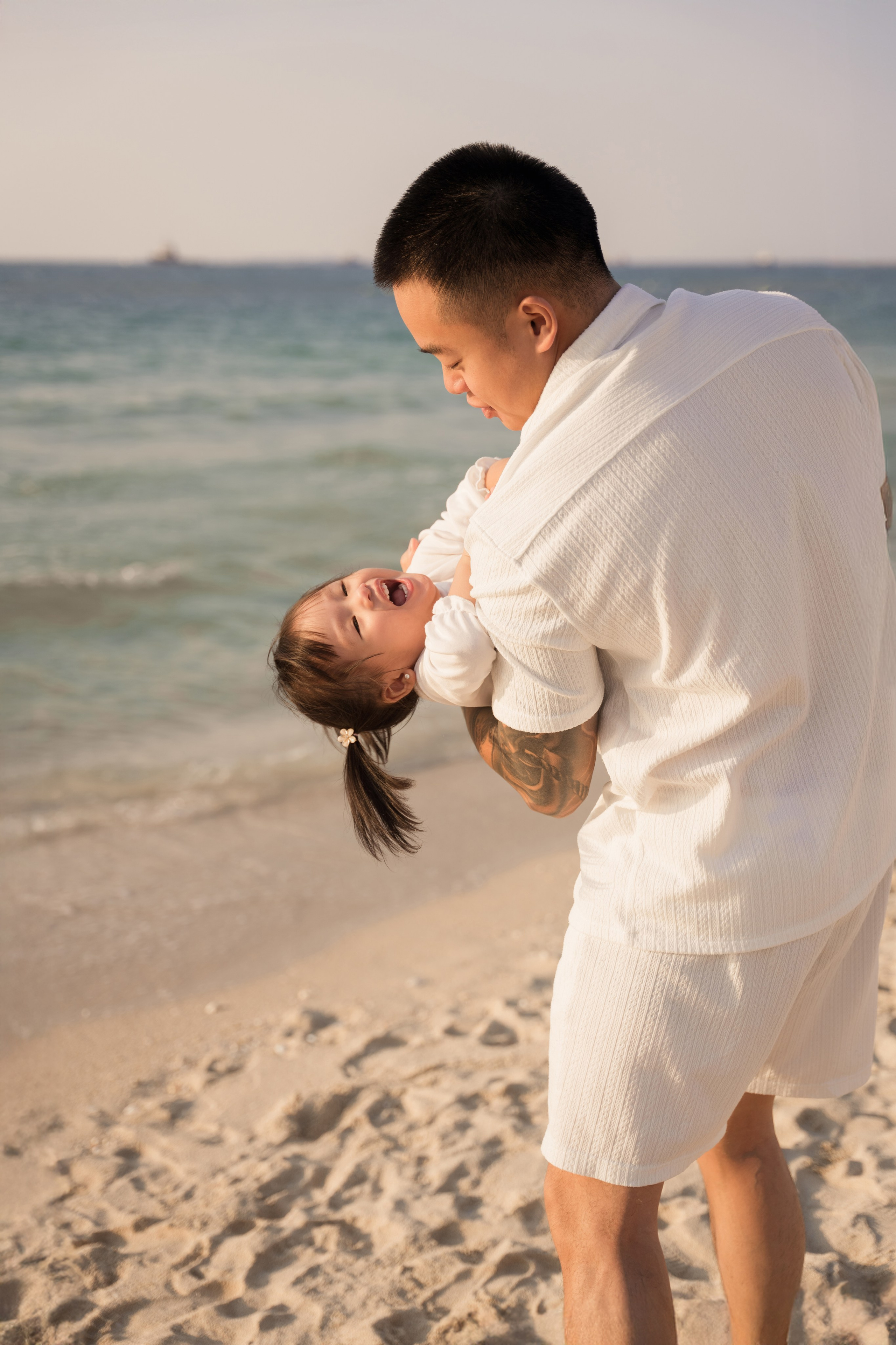 Sea breeze and giggles. Angela Iakovleva — Family Photographer in Dubai