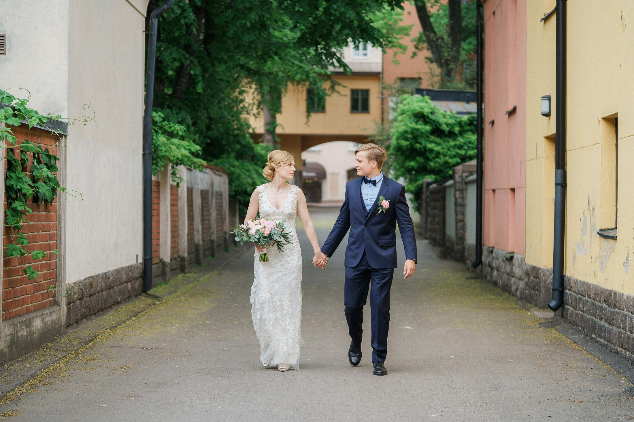 Morsian ja sulhanen kävelevät katua pitkin 