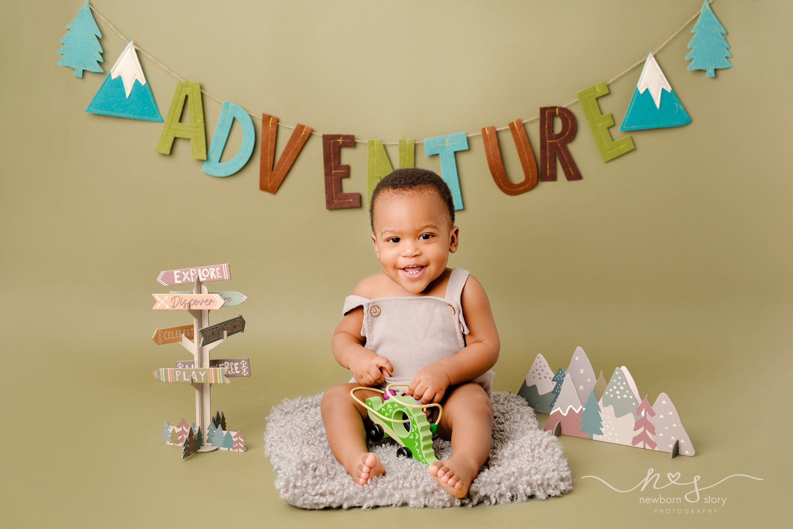 SITTER PHOTOGRAPHY. Newborn, Sitter and Cake Smash Photographer in Doha, Qatar