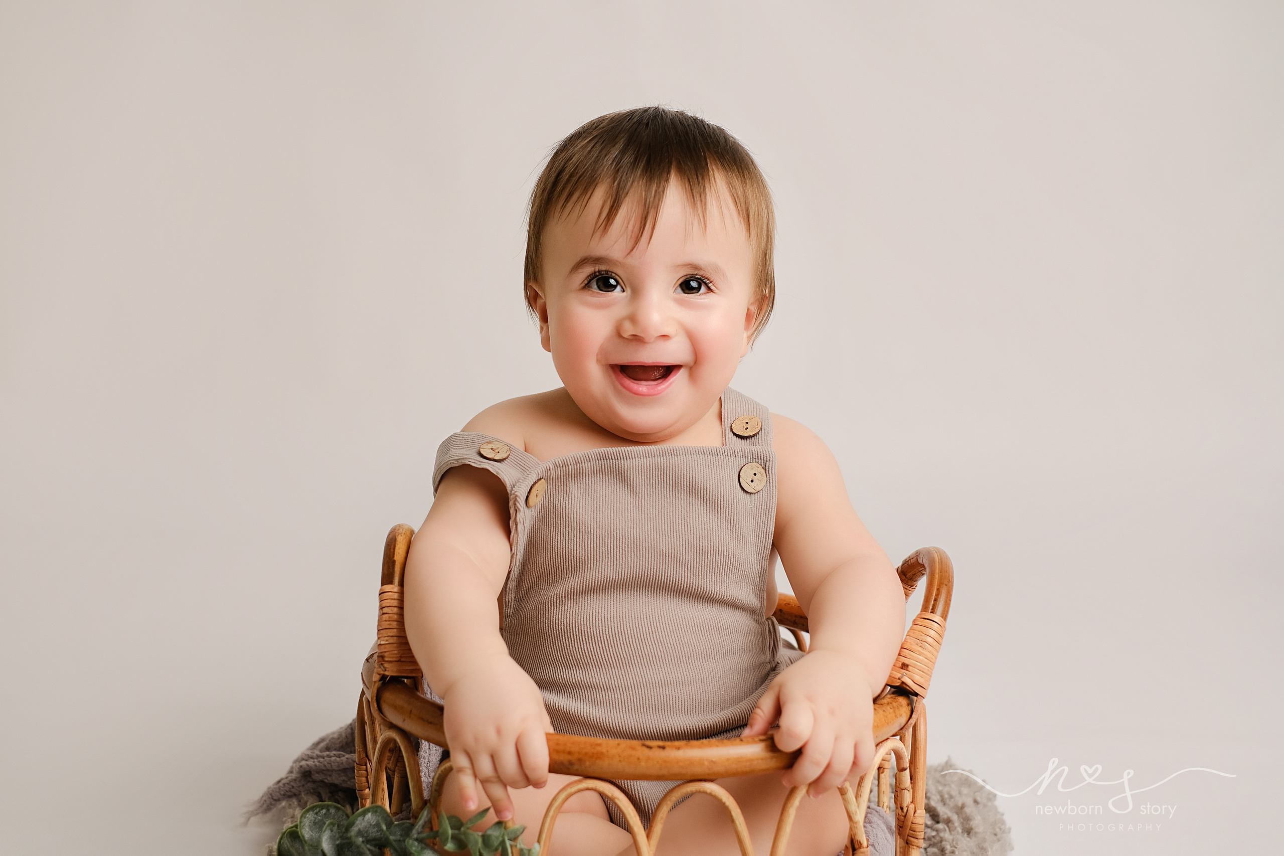 SITTER PHOTOGRAPHY. Newborn, Sitter and Cake Smash Photographer in Doha, Qatar