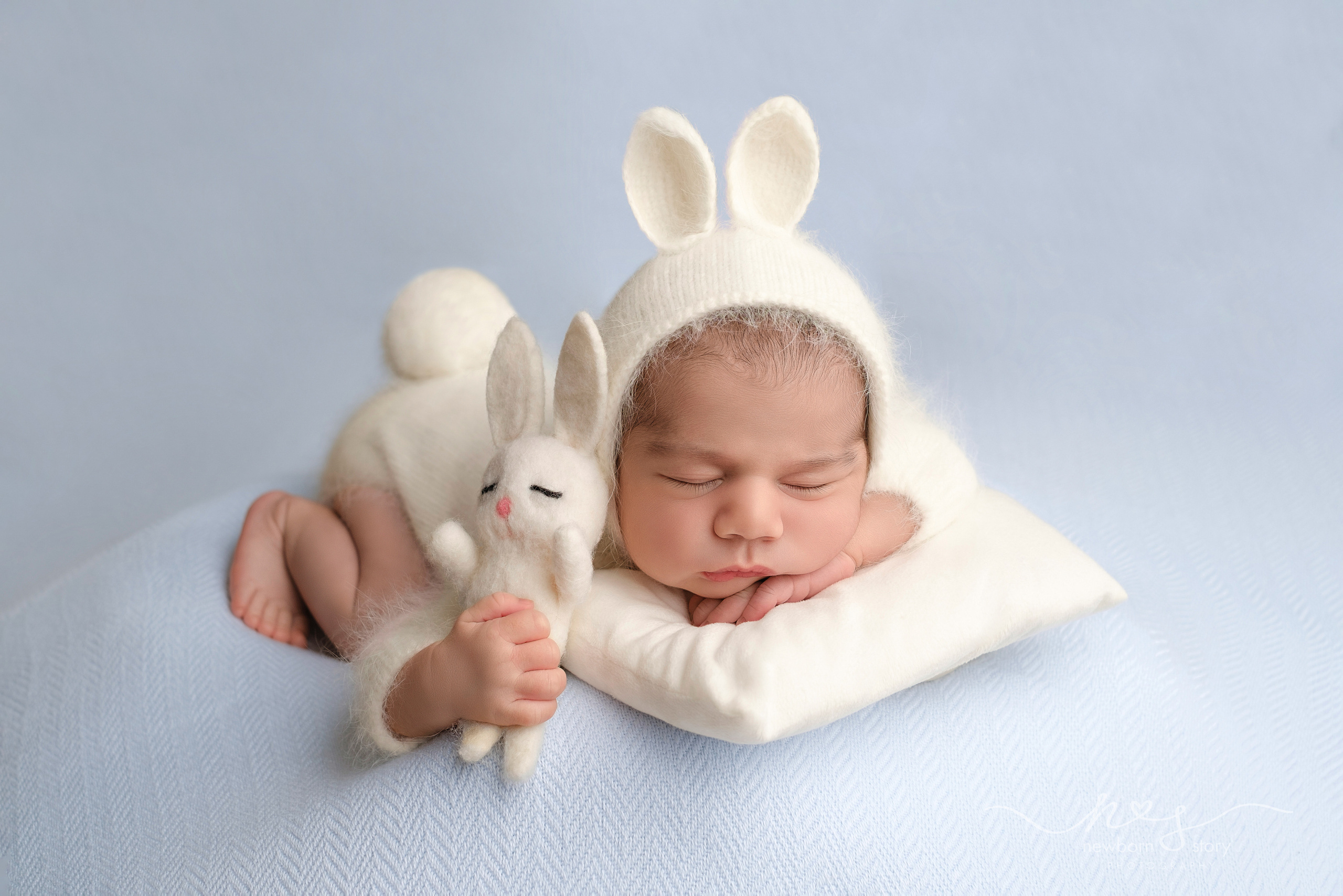 NEWBORN PHOTOGRAPHY. Newborn, Sitter and Cake Smash Photographer in Doha, Qatar