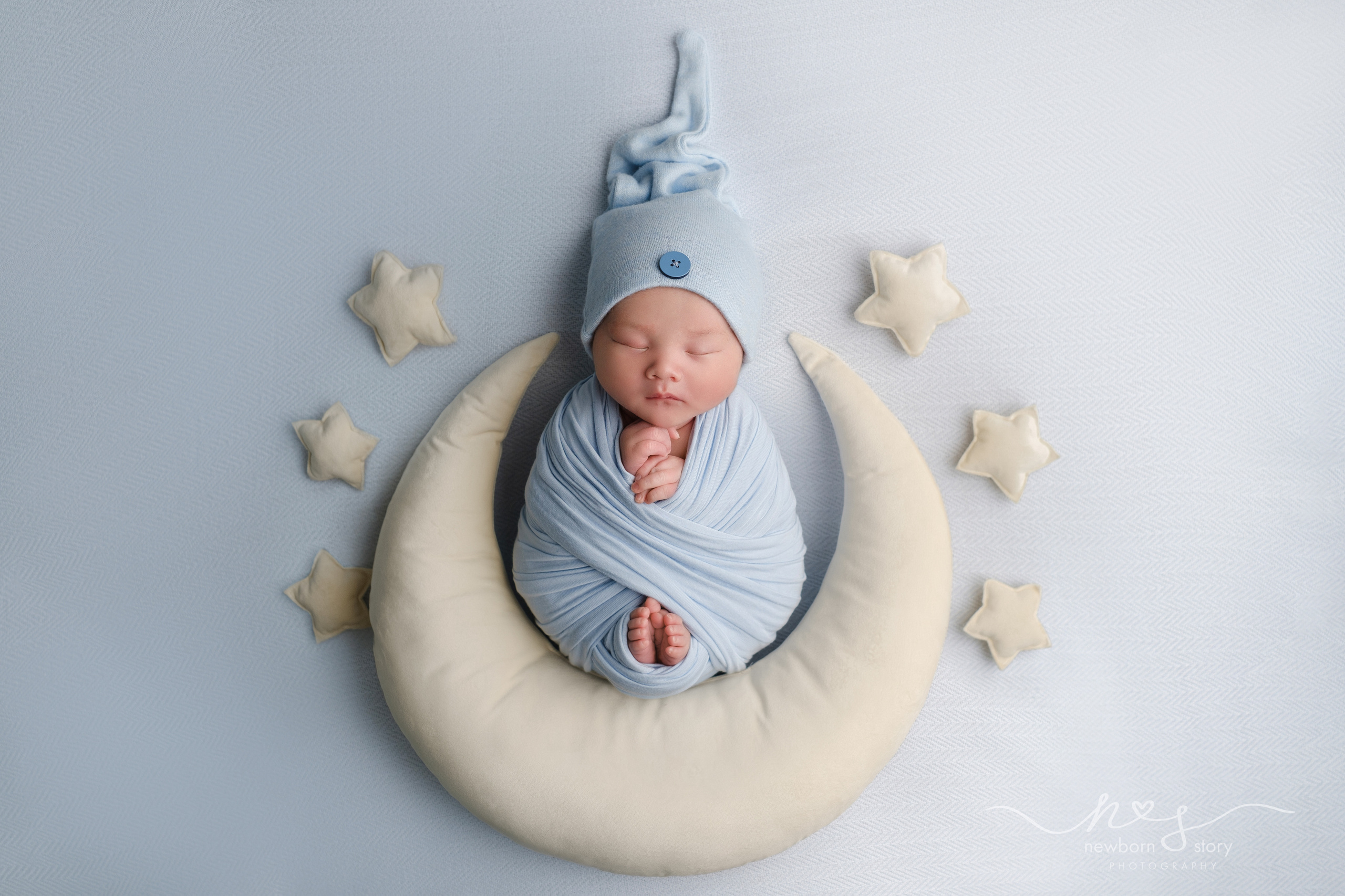 NEWBORN PHOTOGRAPHY. Newborn, Sitter and Cake Smash Photographer in Doha, Qatar